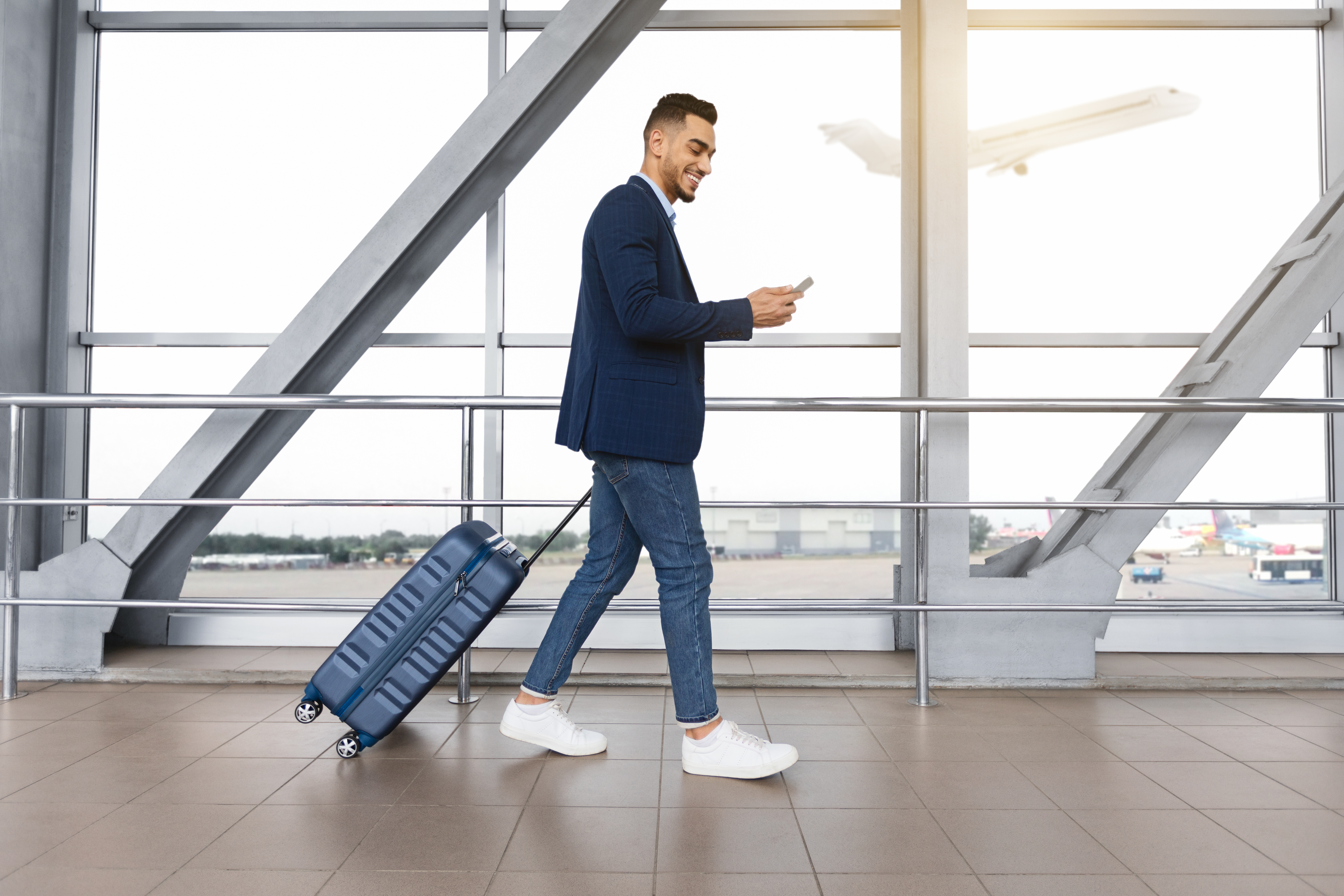 Hombre en un aeropuerto. | Foto: Shutterstock