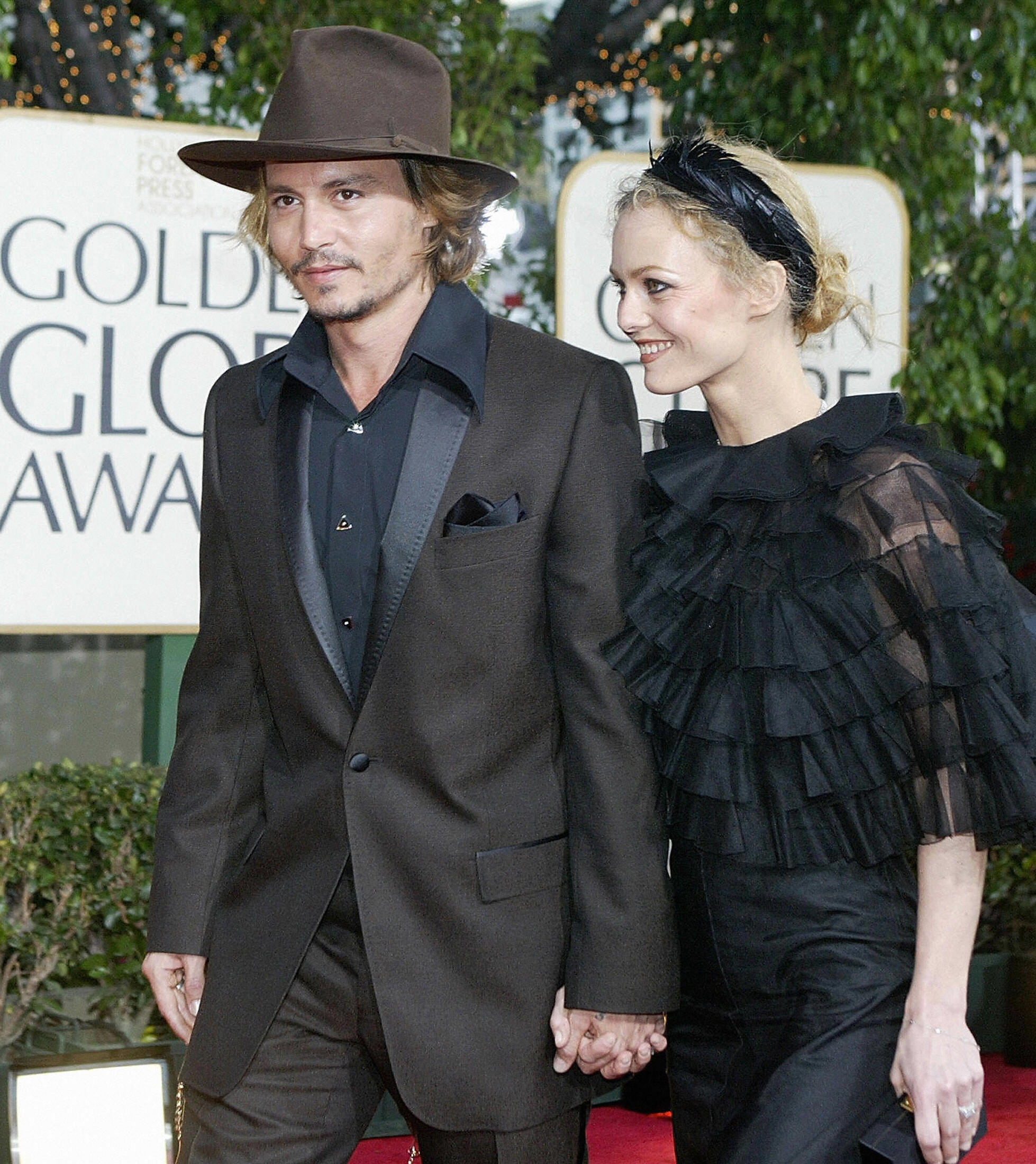 Johnny Depp y Vanessa Paradis llegan a la 61ª edición de los Globos de Oro en Beverly Hills el 25 de enero de 2004 | Fuente: Getty Images