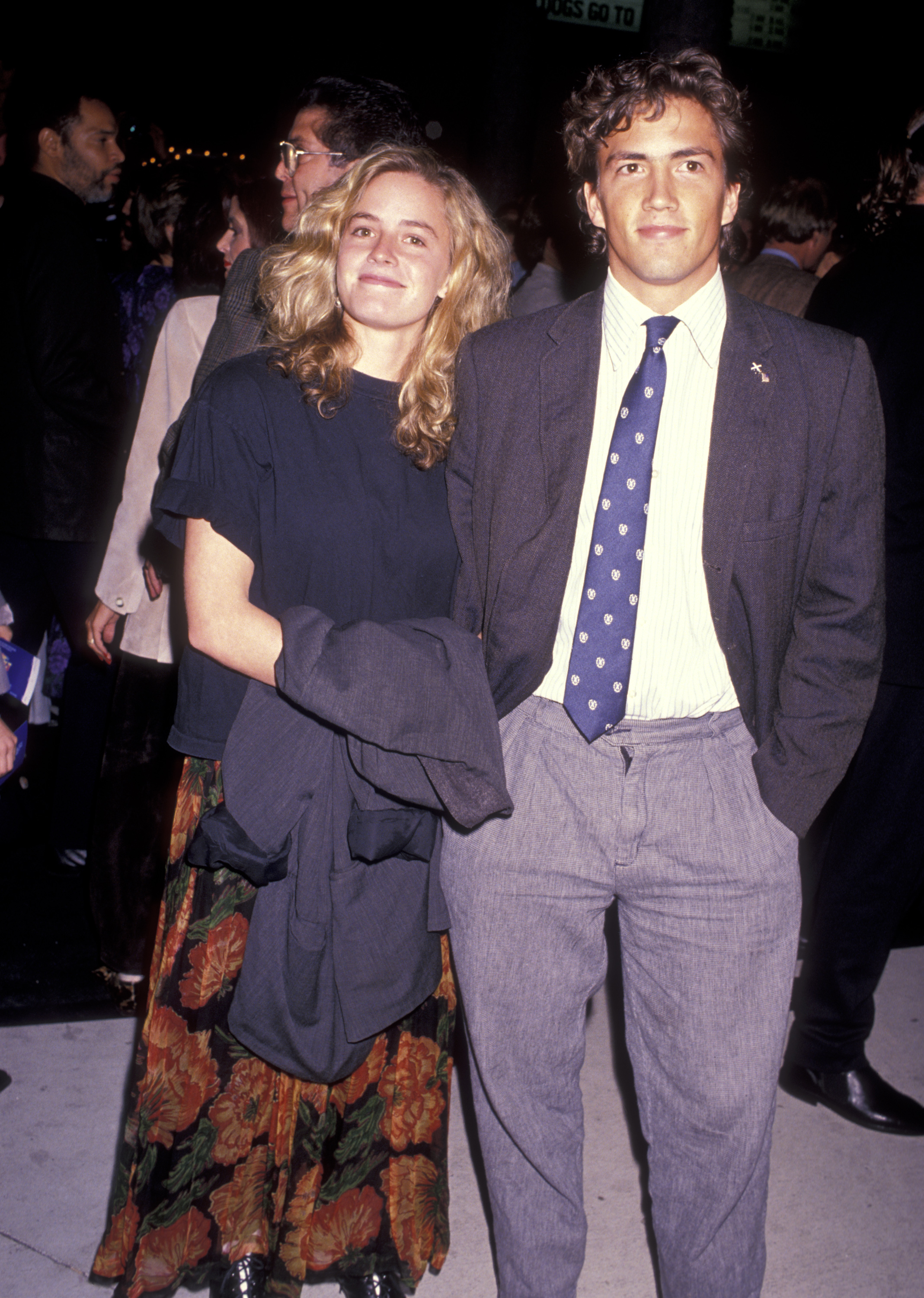 El actor fotografiado junto a su hermana, en el estreno de "Back to the Future Part II" en 1989 | Fuente: Getty Images