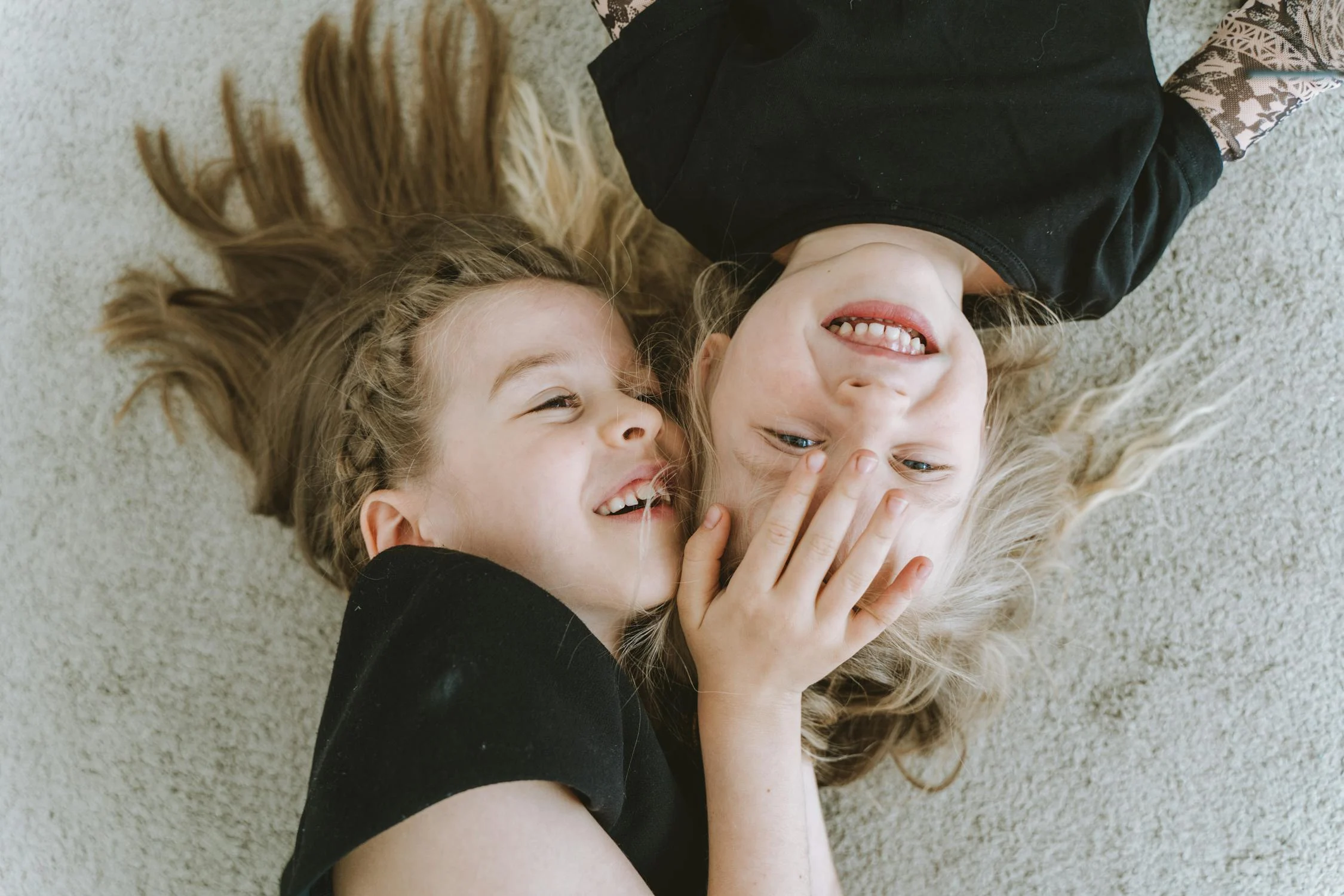 Dos hermanas felices | Fuente: Pexels