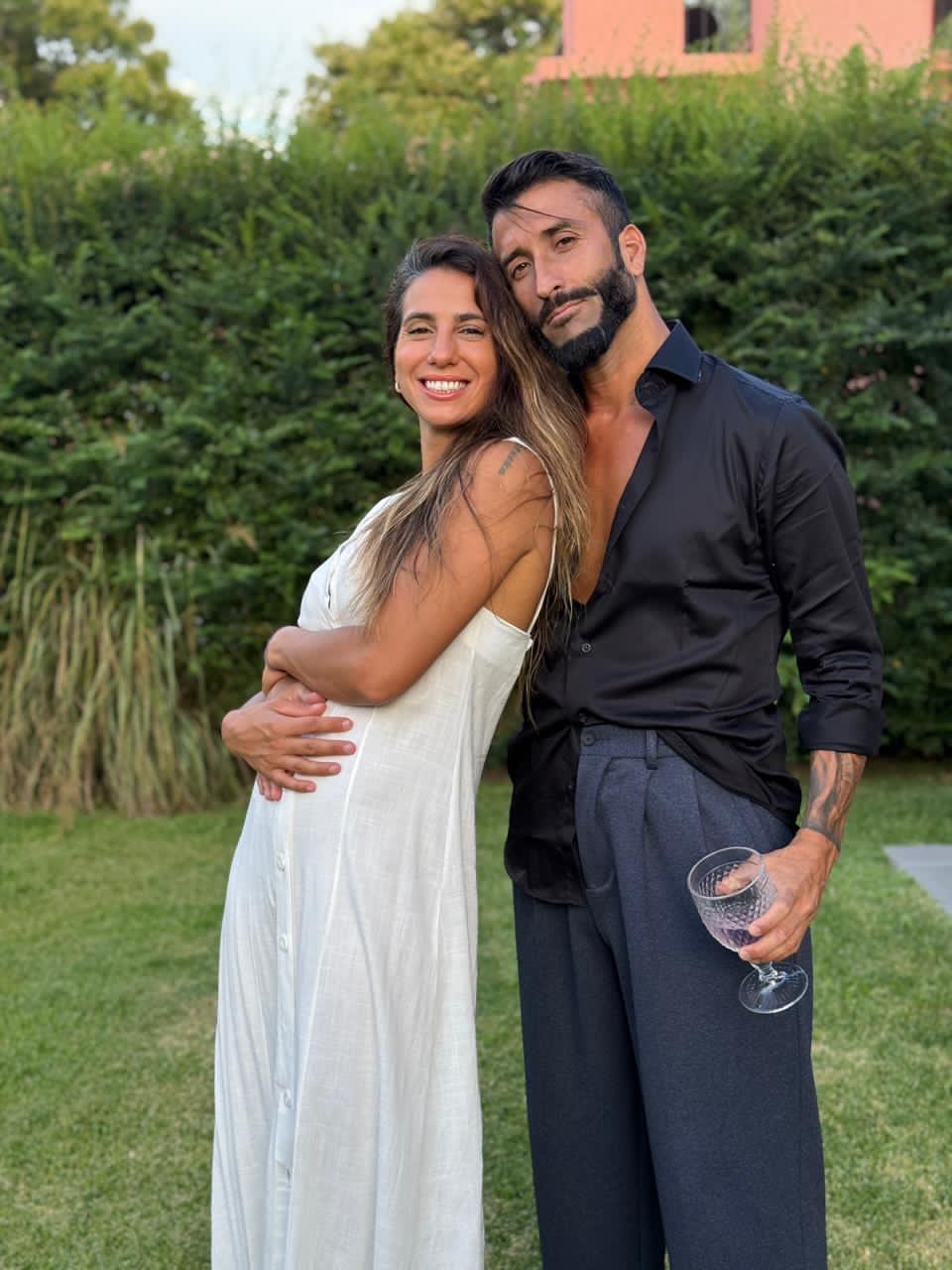 Cinthia Fernández junto a Roberto Castillo en el festejo navideño familiar | Fuente: Instagram/cinthia_fernandez_