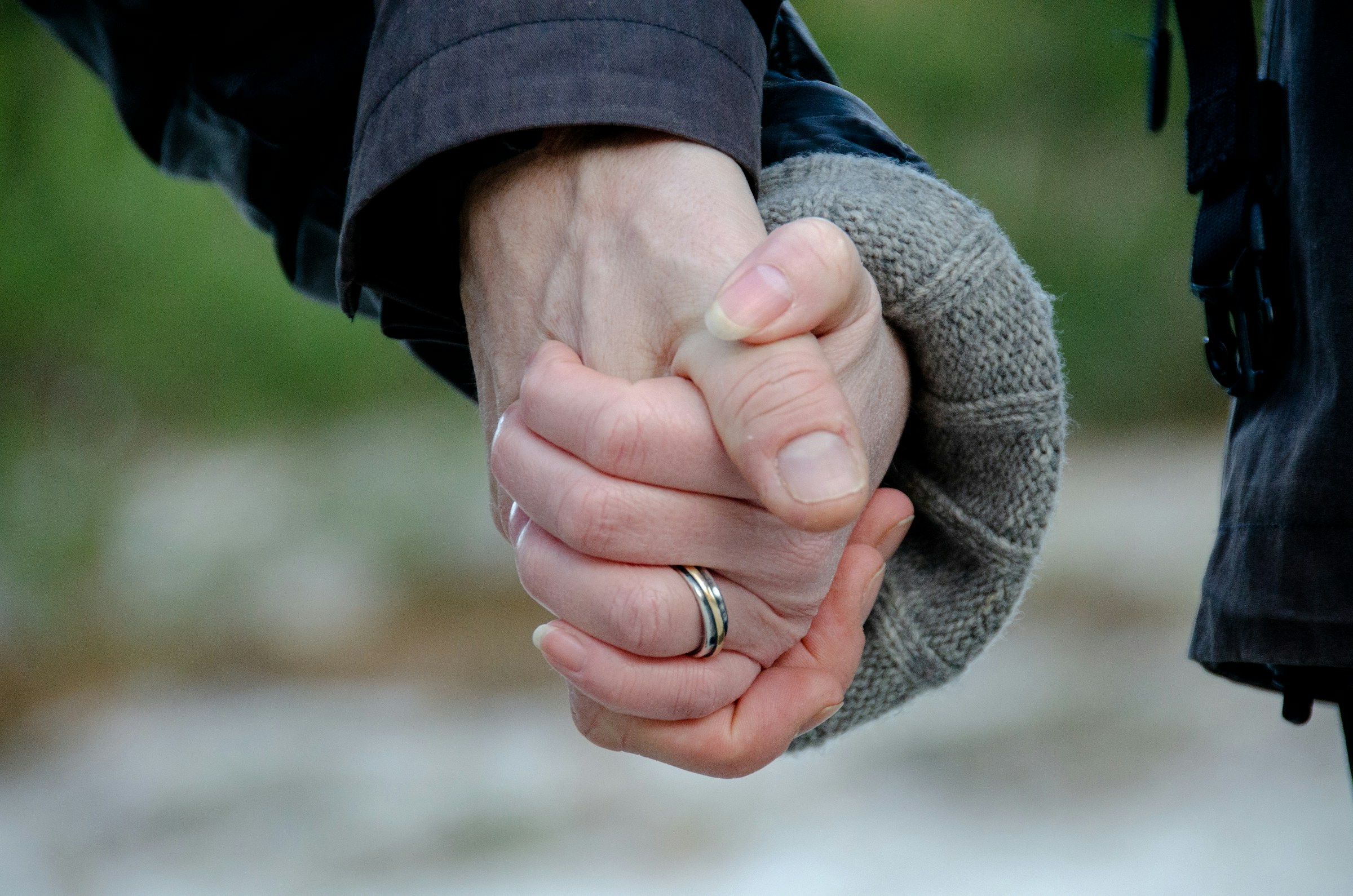 Una pareja cogida de la mano | Fuente: Unsplash