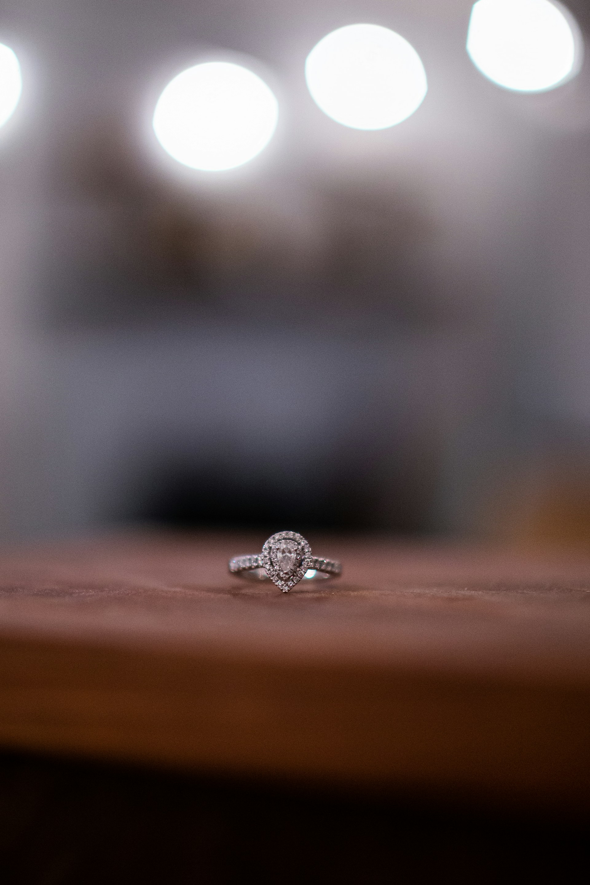 Un anillo de diamantes sobre la mesa | Fuente: Unsplash