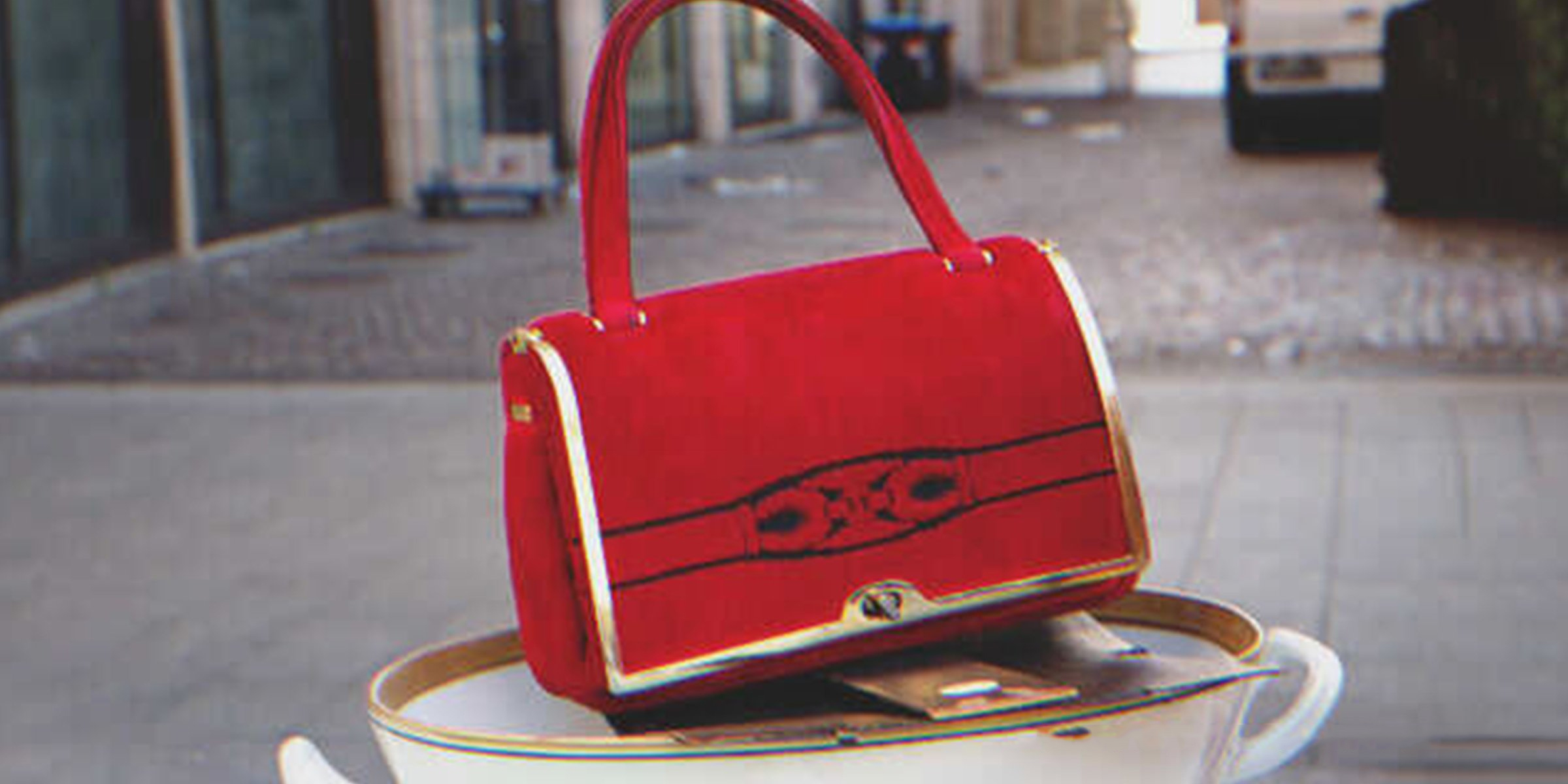 Un bolso rojo | Fuente: Shutterstock