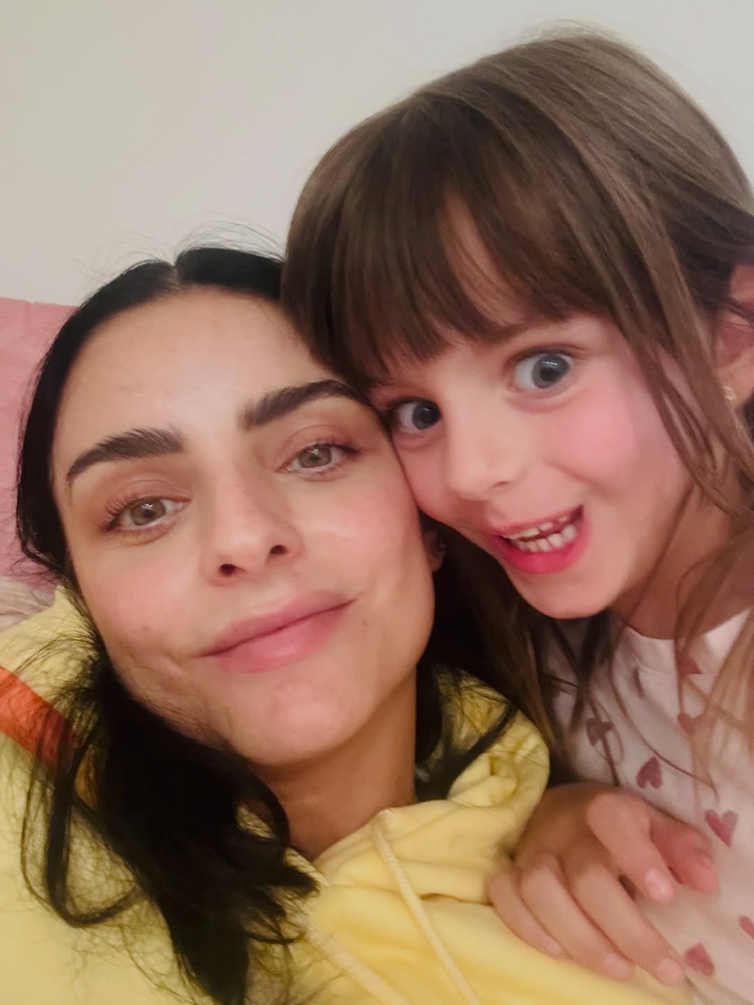 Aislinn Derbez compartiendo junto a su hija Kailani, fruto de su matrimonio con Mauricio Ochmann | Fuente: Instagram/aislinnderbez