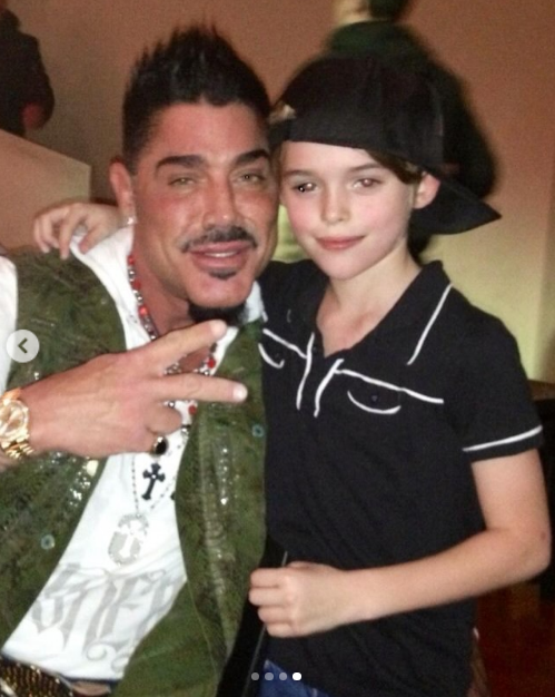Ricardo Fort posó sonriente junto a su hijo Felipe Fort en una postal cargada de complicidad y afecto familiar. Mientras el empresario mediático lució un chaleco verde sobre una remera estampada, collares con cruz y su característico peinado, el joven apareció abrazándolo con una gorra negra puesta hacia atrás y una chomba oscura. | Fuente: Instagram/felipe_fort_