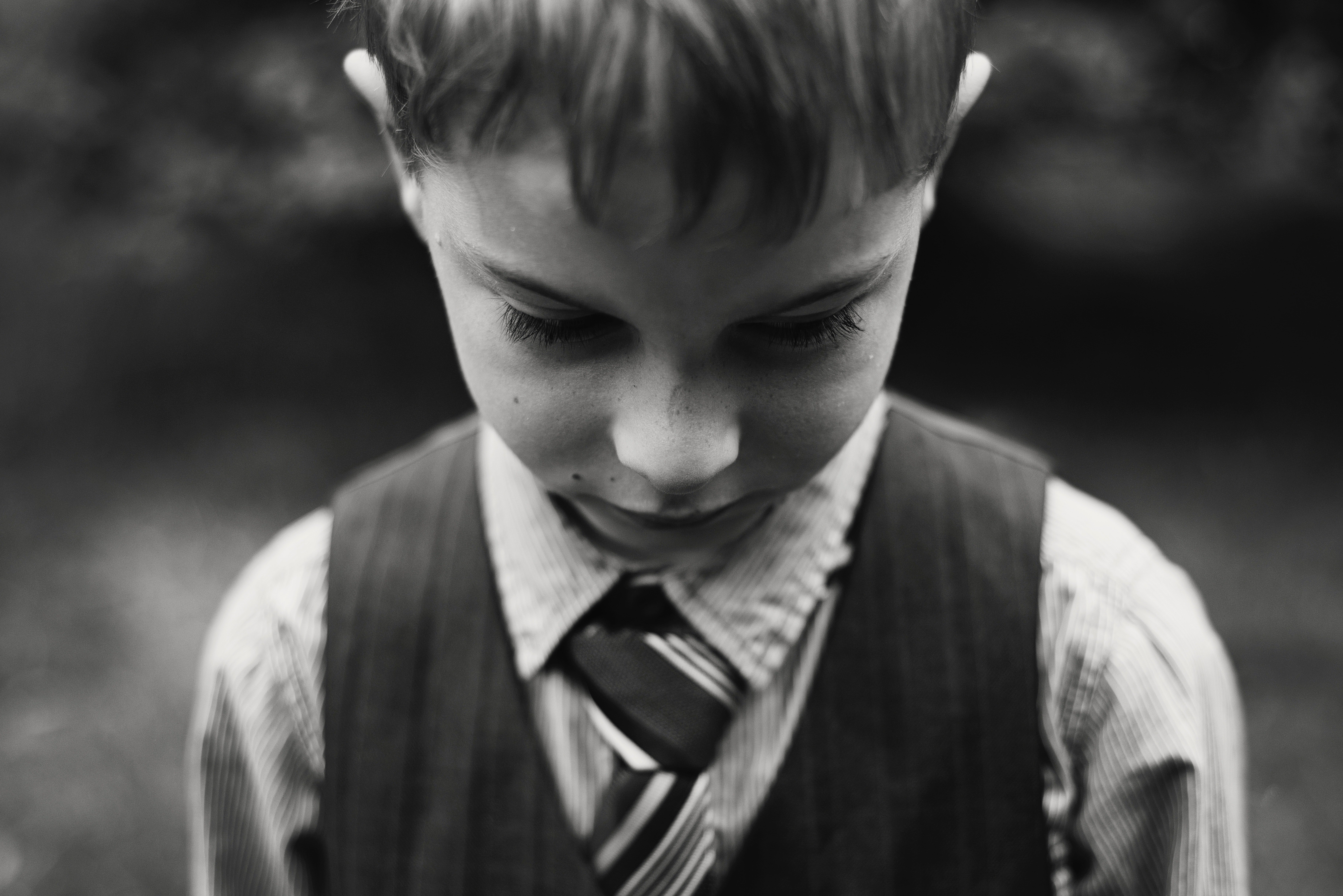 Imagen en blanco y negro de un niño triste. | Foto: Pexels