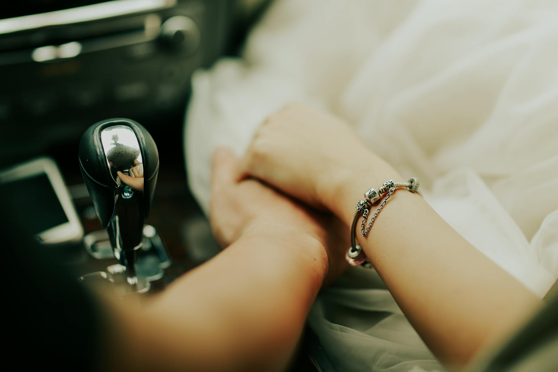 Una coppia che si tiene per mano in auto | Fonte: Pexels