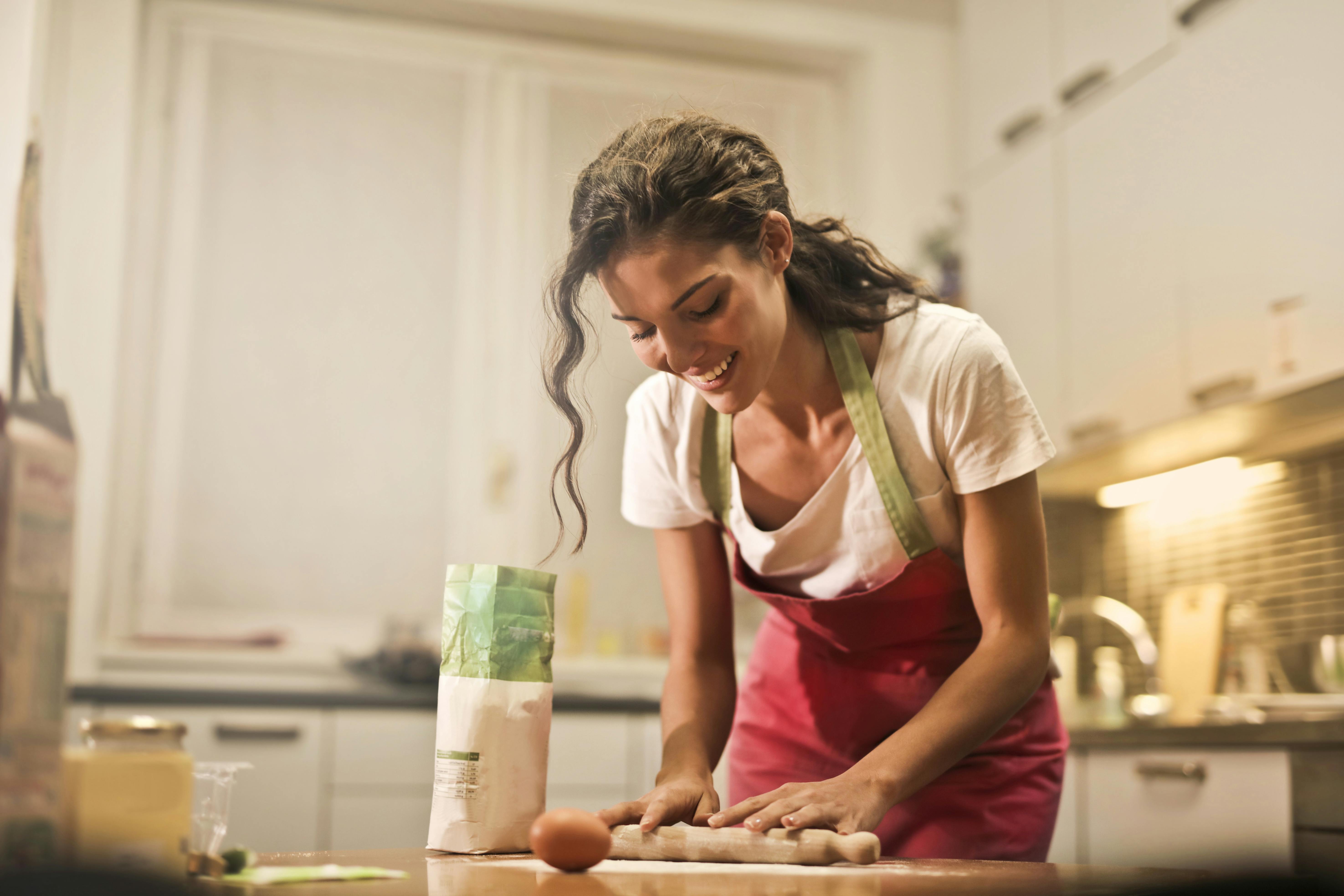 Una mujer haciendo comida | Fuente: Pexels