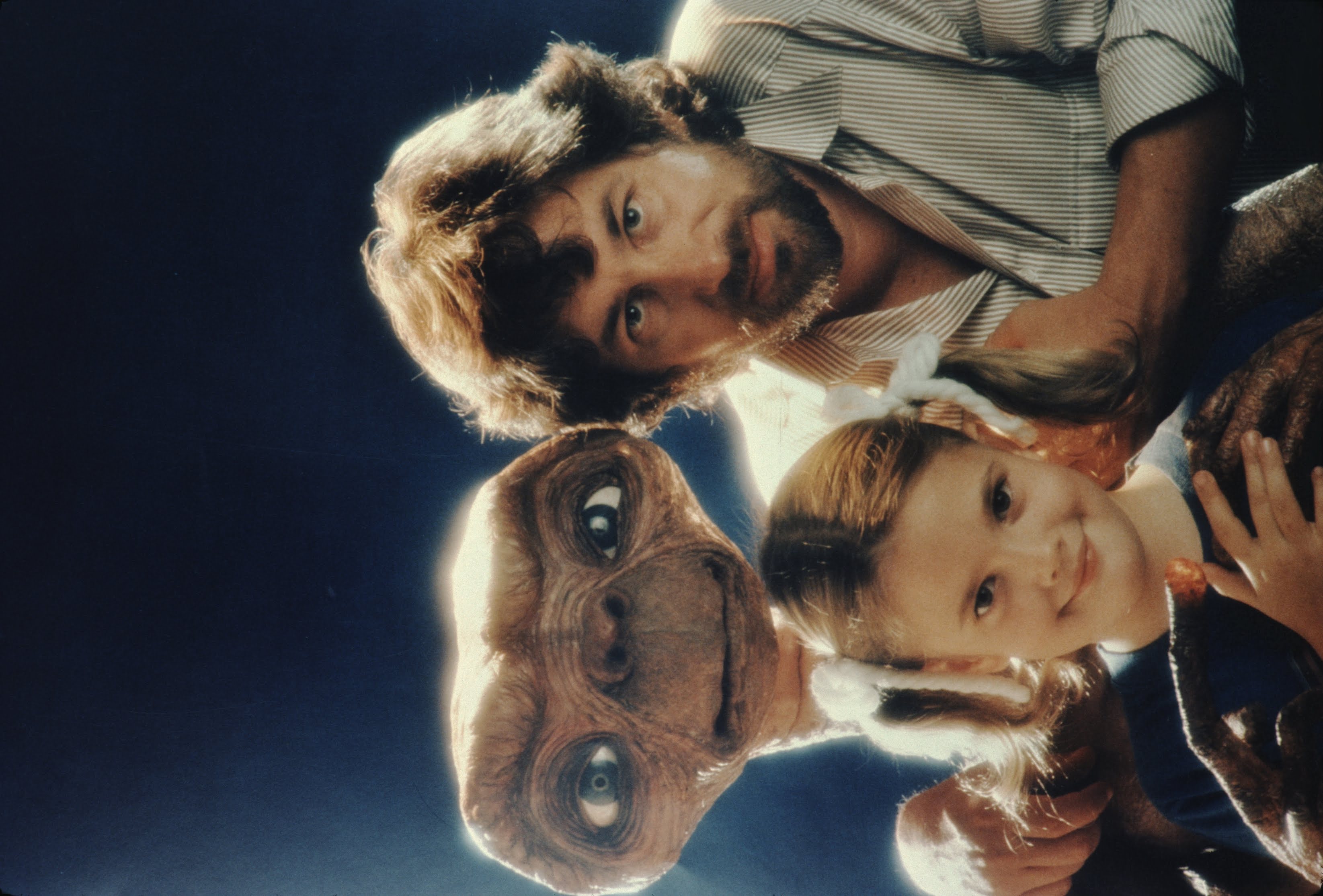 Steven Spielberg y la estrella de cine posan con E.T. en el estudio Carlo Rimbaldi de Los Ángeles, California, en abril de 1982. | Fuente: Getty Images
