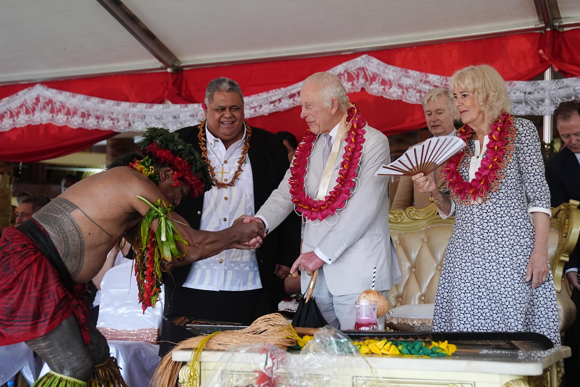 El rey Charles III y la reina Camilla con habitantes y funcionarios de Samoa | Fuente: Getty Images