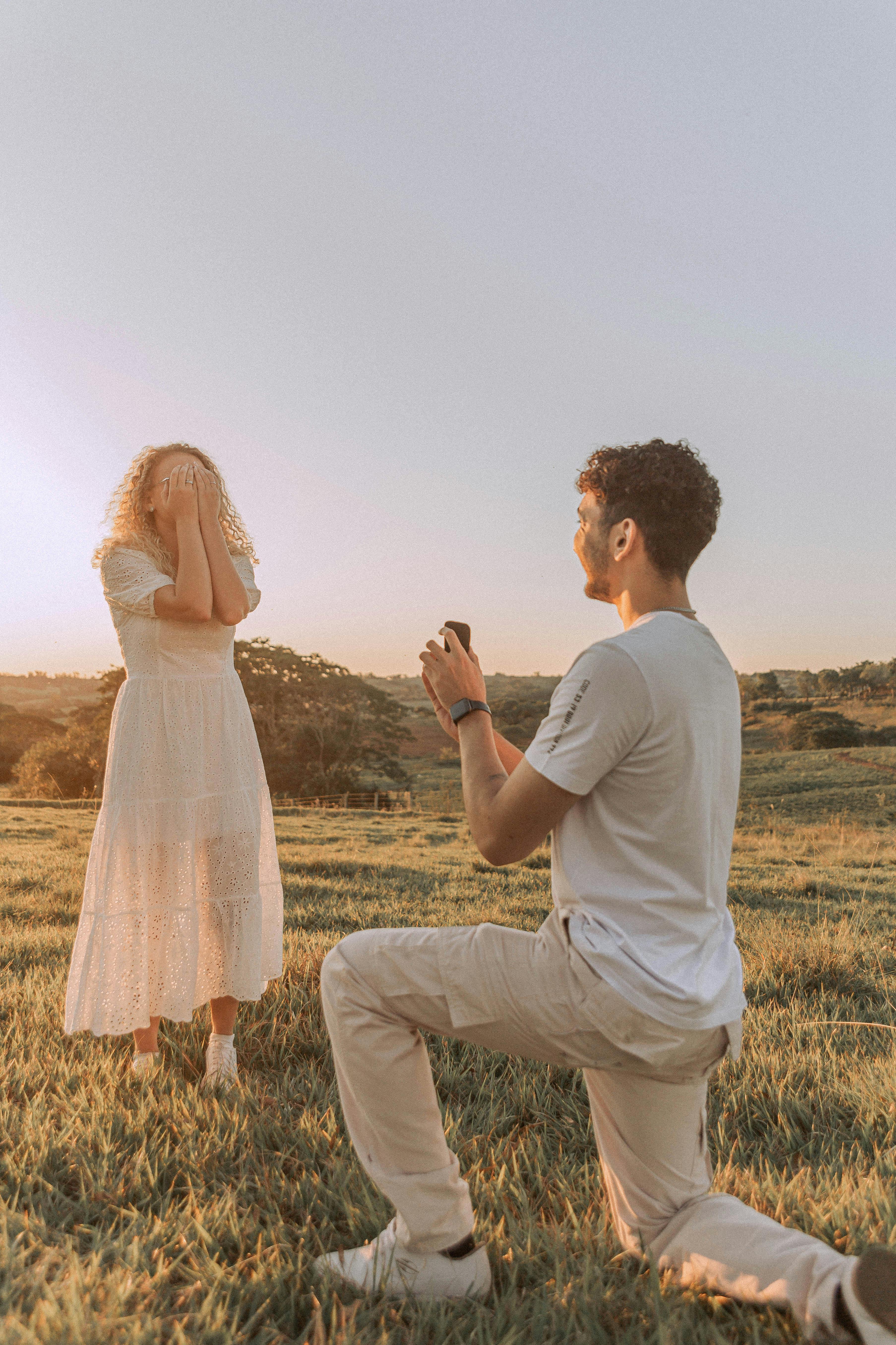 Una mujer sorprendida al recibir una propuesta de matrimonio | Fuente: Pexels