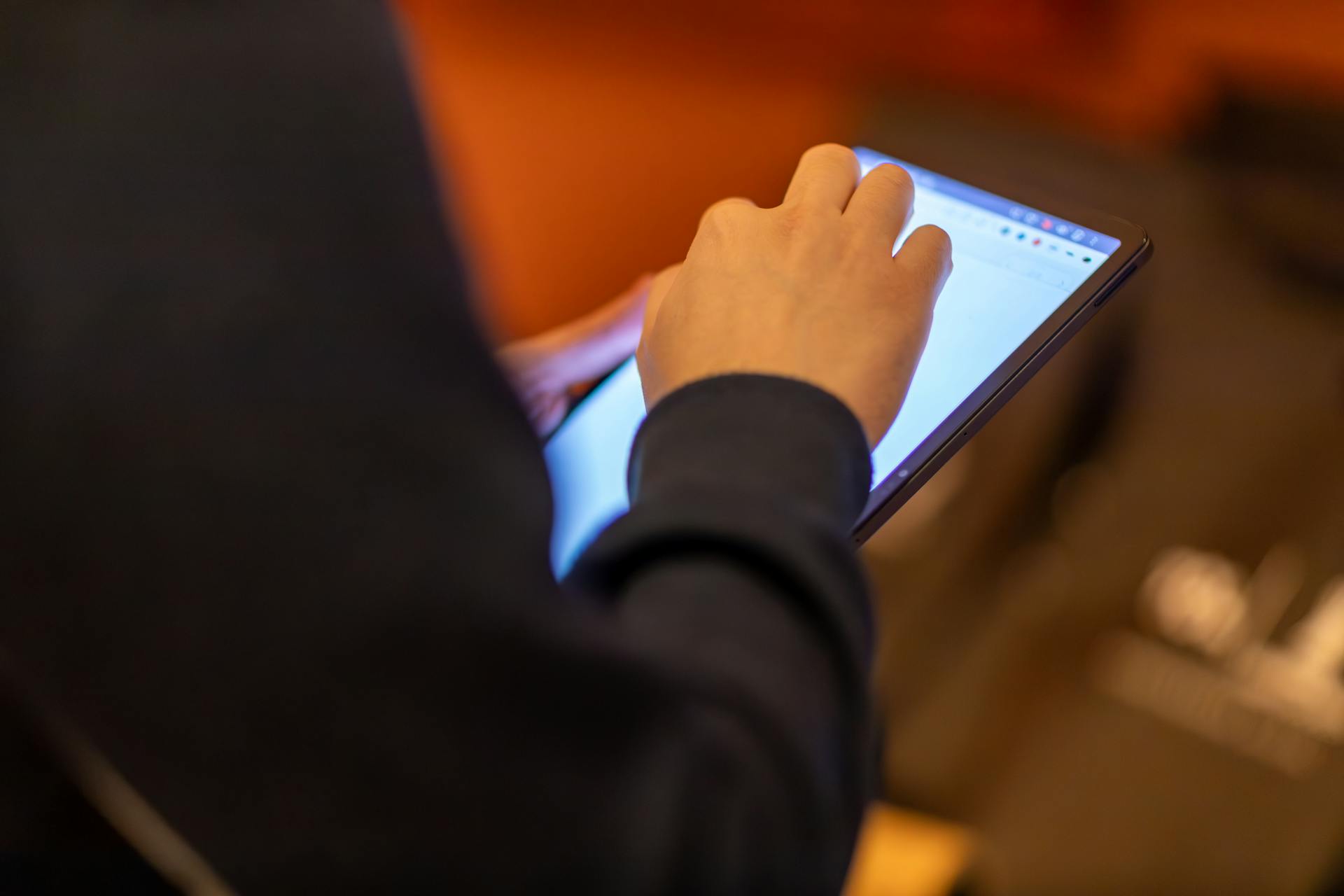 Una persona sujetando una tableta | Fuente: Pexels