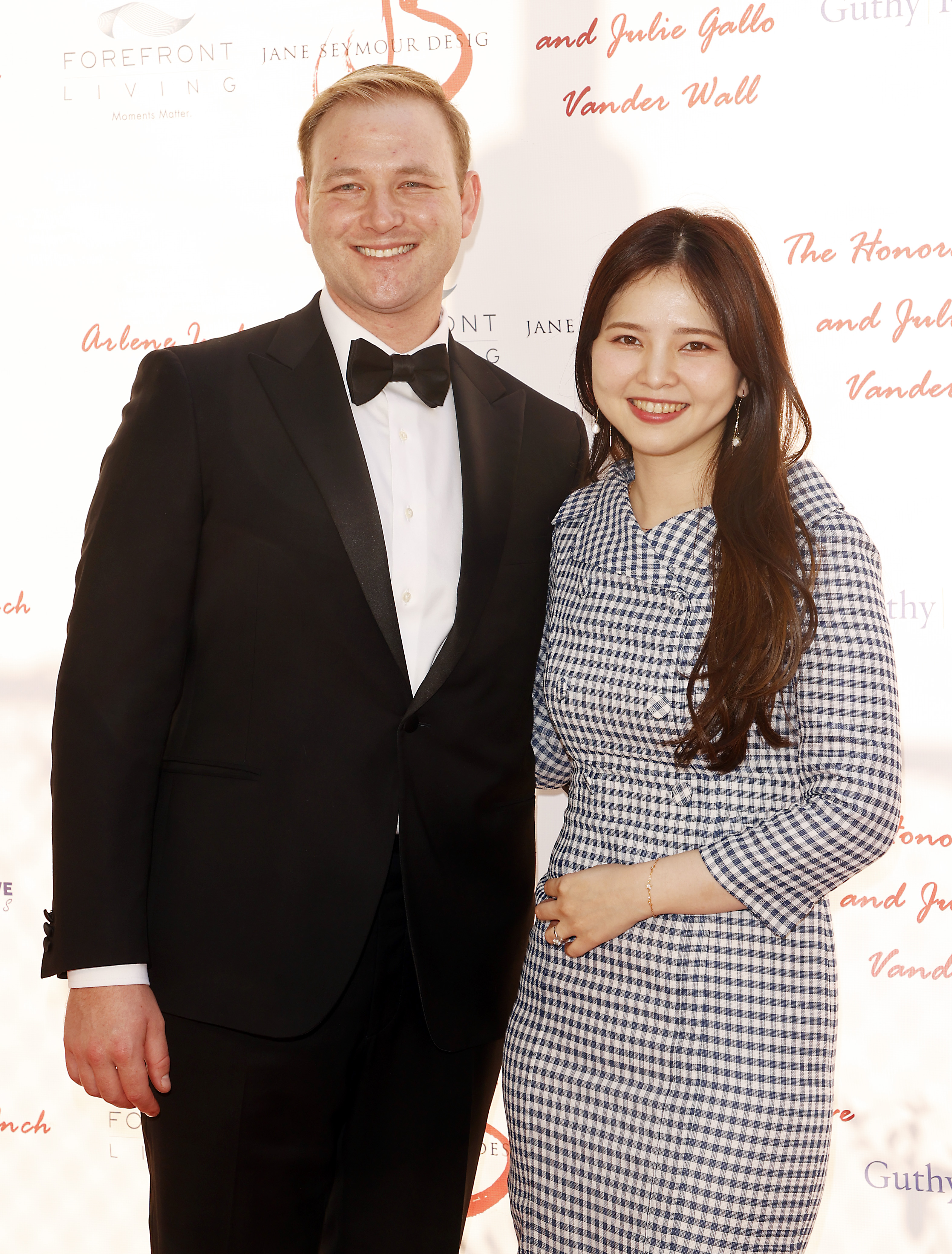 Kristopher y Miso Keach asisten a la Gala de Celebración de la Fundación Open Hearts 2022 el 30 de abril de 2022 en Malibú, California. | Fuente: Getty Images