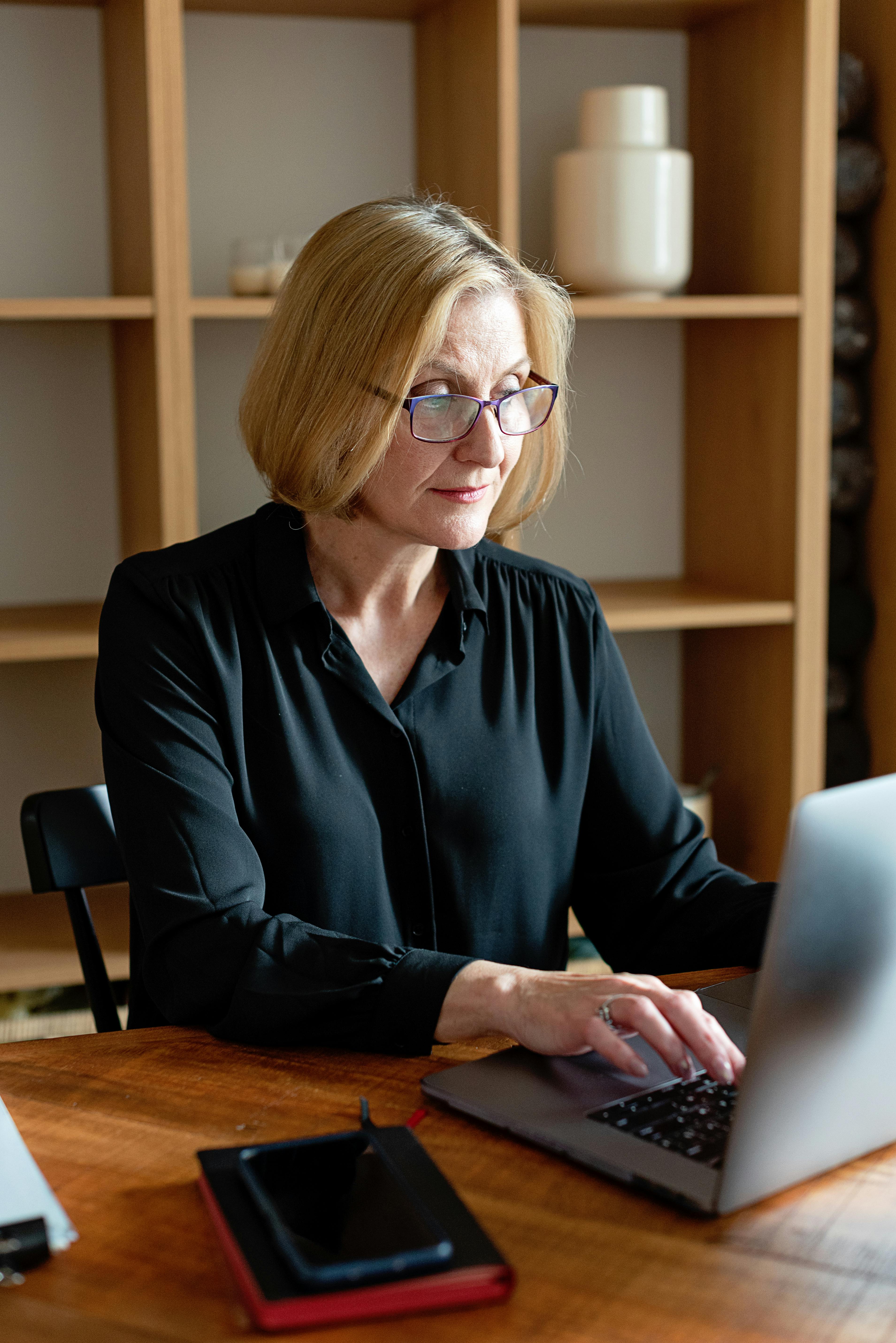 Una mujer ocupada trabajando | Fuente: Pexels