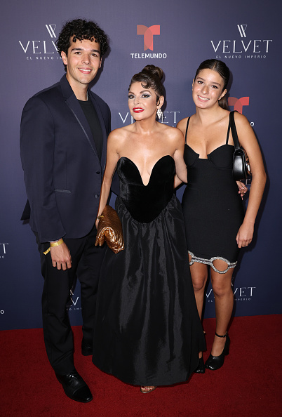 Eduardo, Itatí Cantoral y María Itatí asistieron al estreno con alfombra roja de "Velvet: El Nuevo Imperio" en Telemundo Center el 8 de mayo de 2025 en Doral, Florida | Fuente: Getty Images
