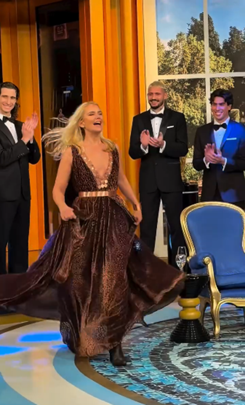 Valeria Mazza luciendo un vestido en tonos chocolate en la celebración por los quince años del programa "La Jaula de la Moda" | Fuente: Instagram/valeriamazzaok