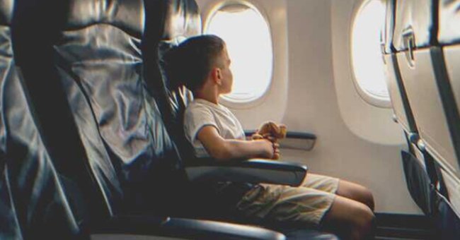 Un niño sentado en el interior de un avión | Foto: Shutterstock