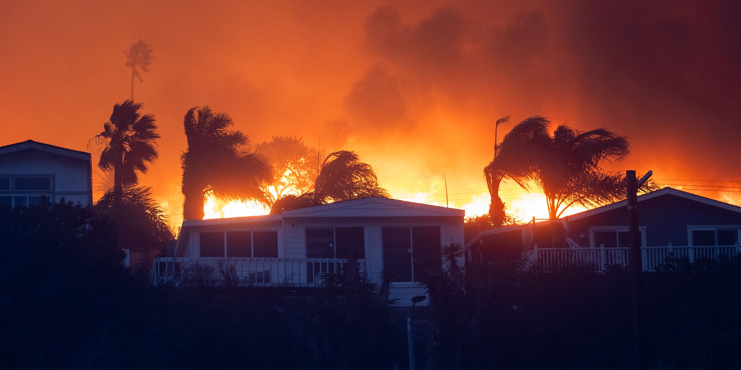 Un incendio forestal detrás de una casa en California. | Fuente: Getty Images