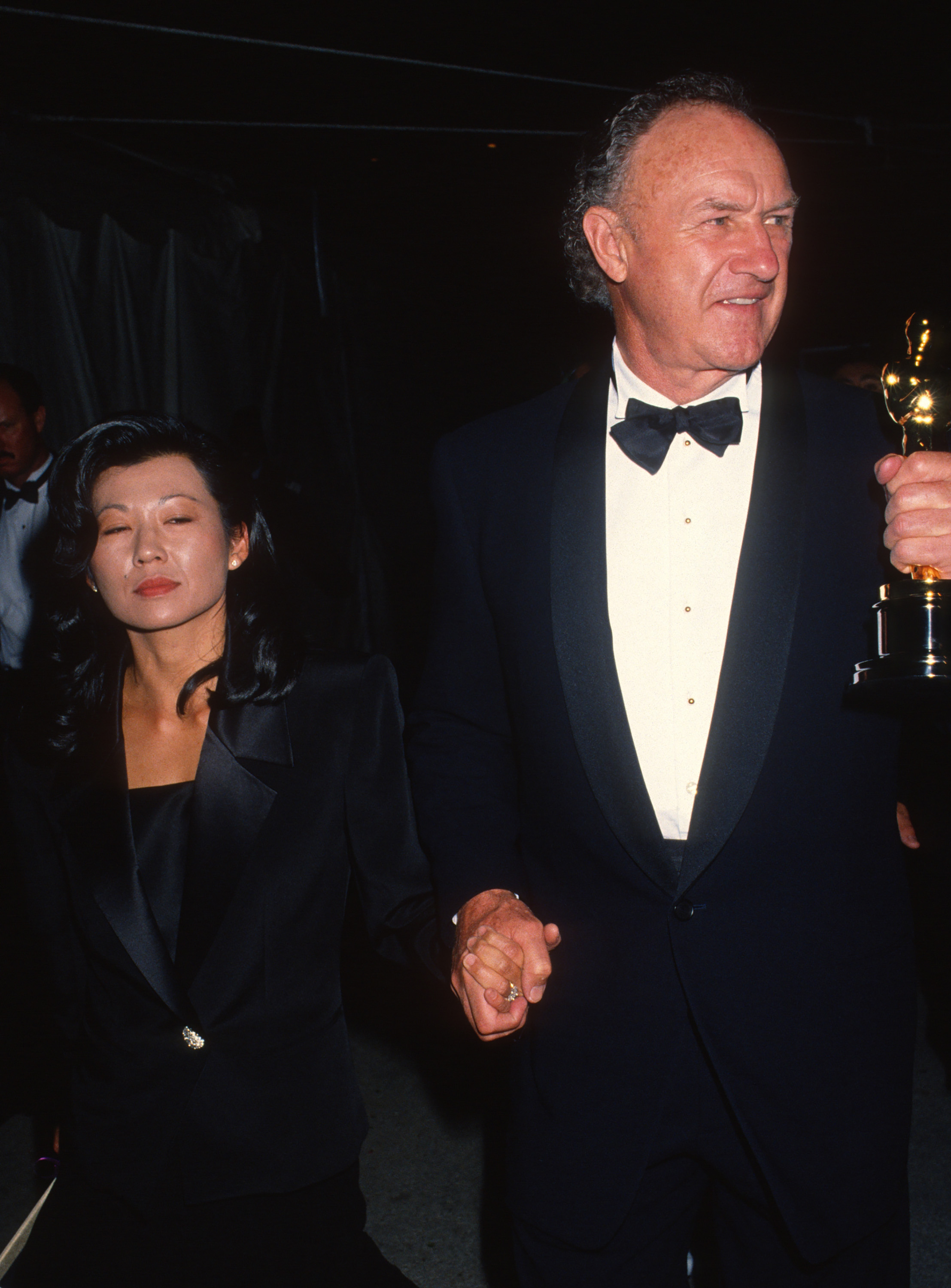 Betsy Arakawa y el actor Gene Hackman asisten a la 65ª edición de los Premios de la Academia en el Dorothy Chandler Pavilion, Los Ángeles, California, el 29 de marzo de 1993 | Fuente: Getty Images