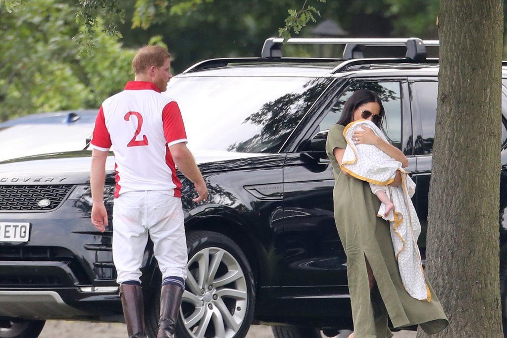 El Príncipe Harry y Meghan Markle con su hijo, el Príncipe Archie Harrison Mountbatten-Windsor, en el Día de Polo de Caridad Real de King Power en el Club de Polo Billingbear. | Imagen: Getty Images