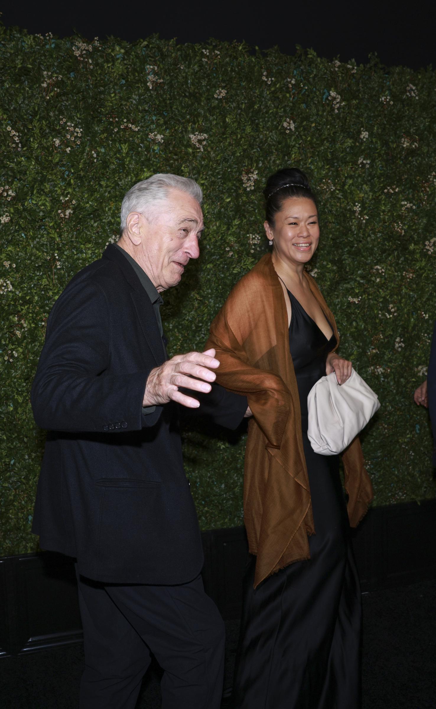 Robert De Niro y Tiffany Chen en la Cena de Artistas del Festival Chanel Tribeca el 10 de junio de 2024, en Nueva York | Fuente: Getty Images