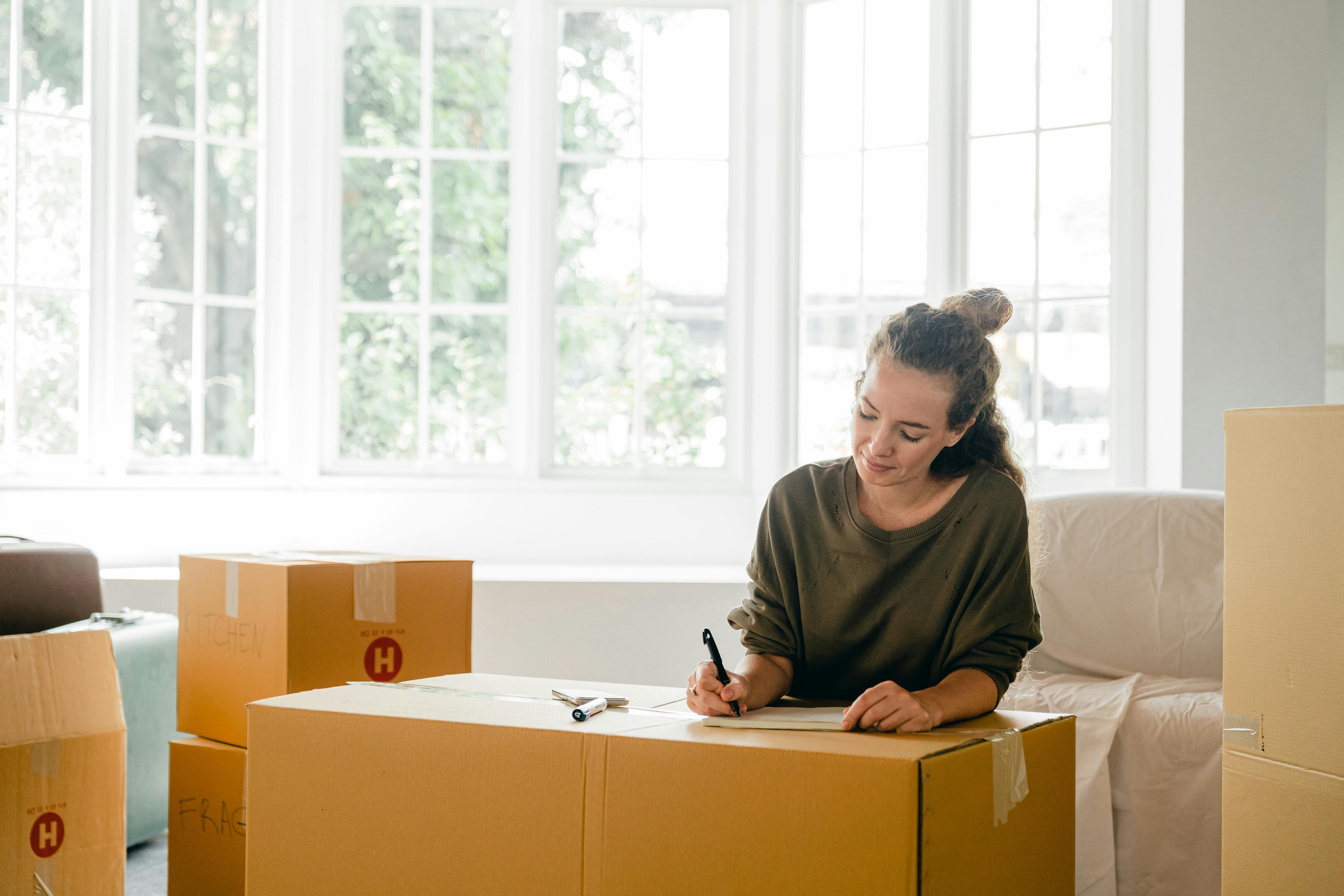 Una mujer empaquetando sus cosas | Fuente: Pexels