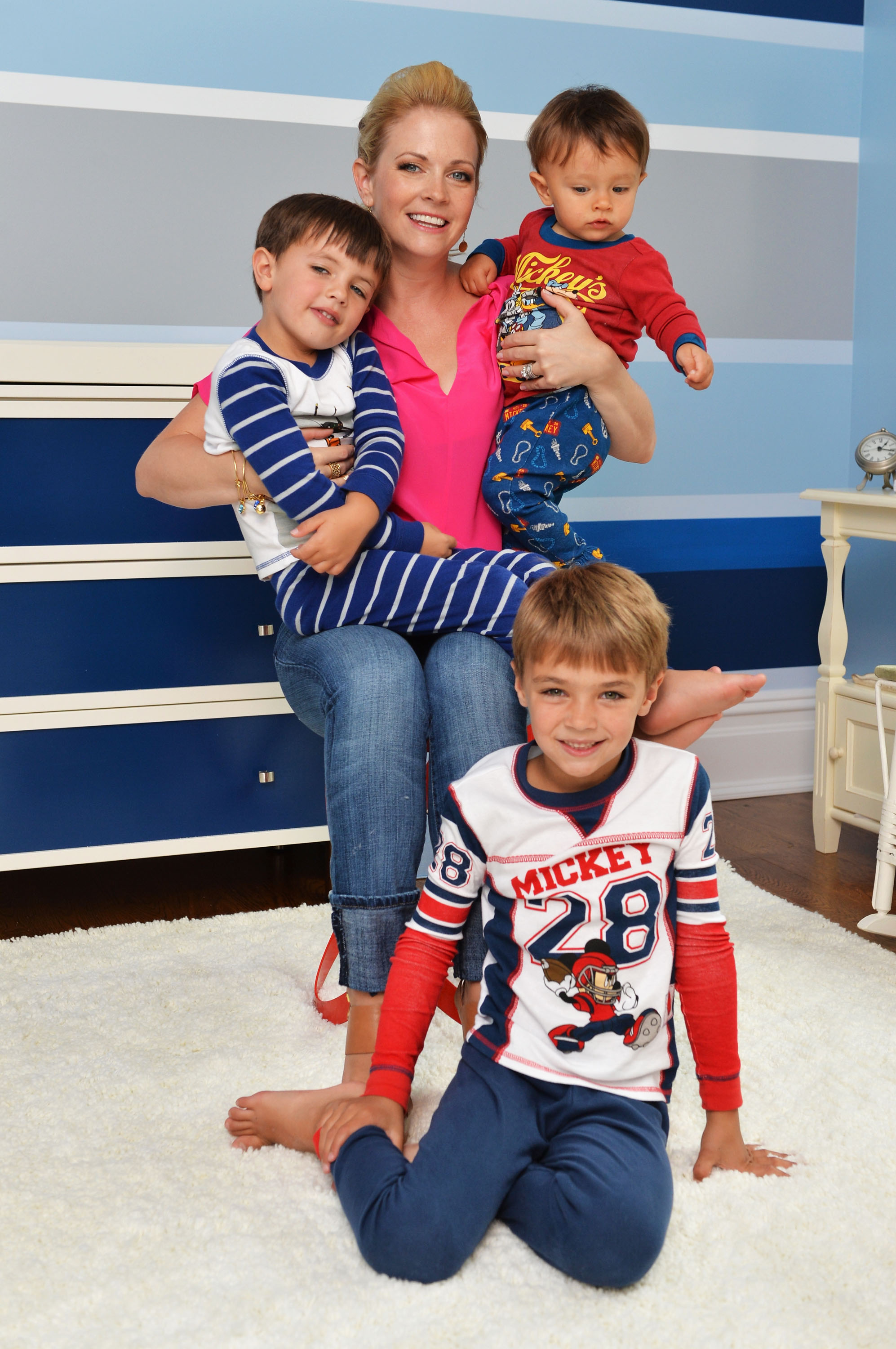 Melissa Joan Hart, Mason, Braydon y Tucker en la fiesta My Magic Room PJ Party para desvelar la nueva habitación de Tucker decorada con pintura Disney en casa, el 12 de julio de 2013. | Fuente: Getty Images