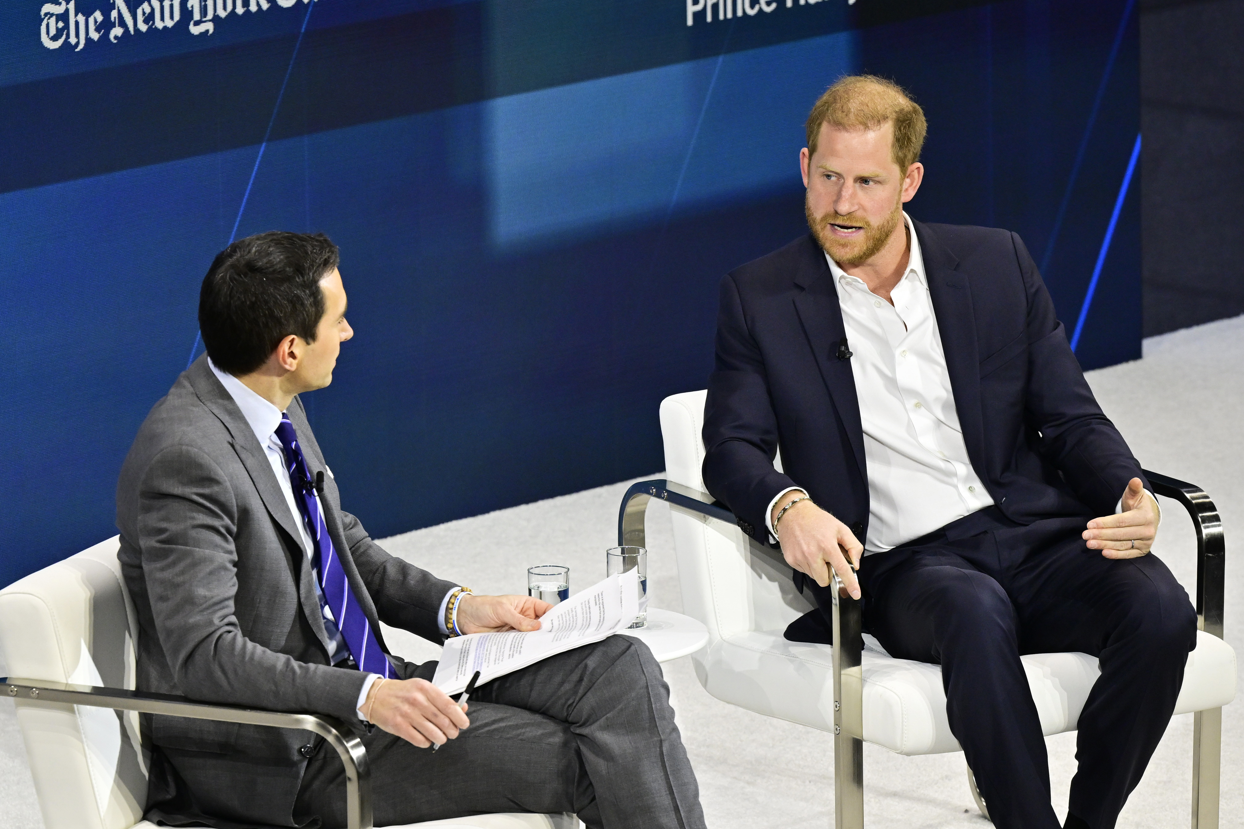 El Príncipe Harry habla en el escenario durante la Cumbre del New York Times Dealbook 2024 el 4 de diciembre de 2024, en Nueva York. | Fuente: Getty Images