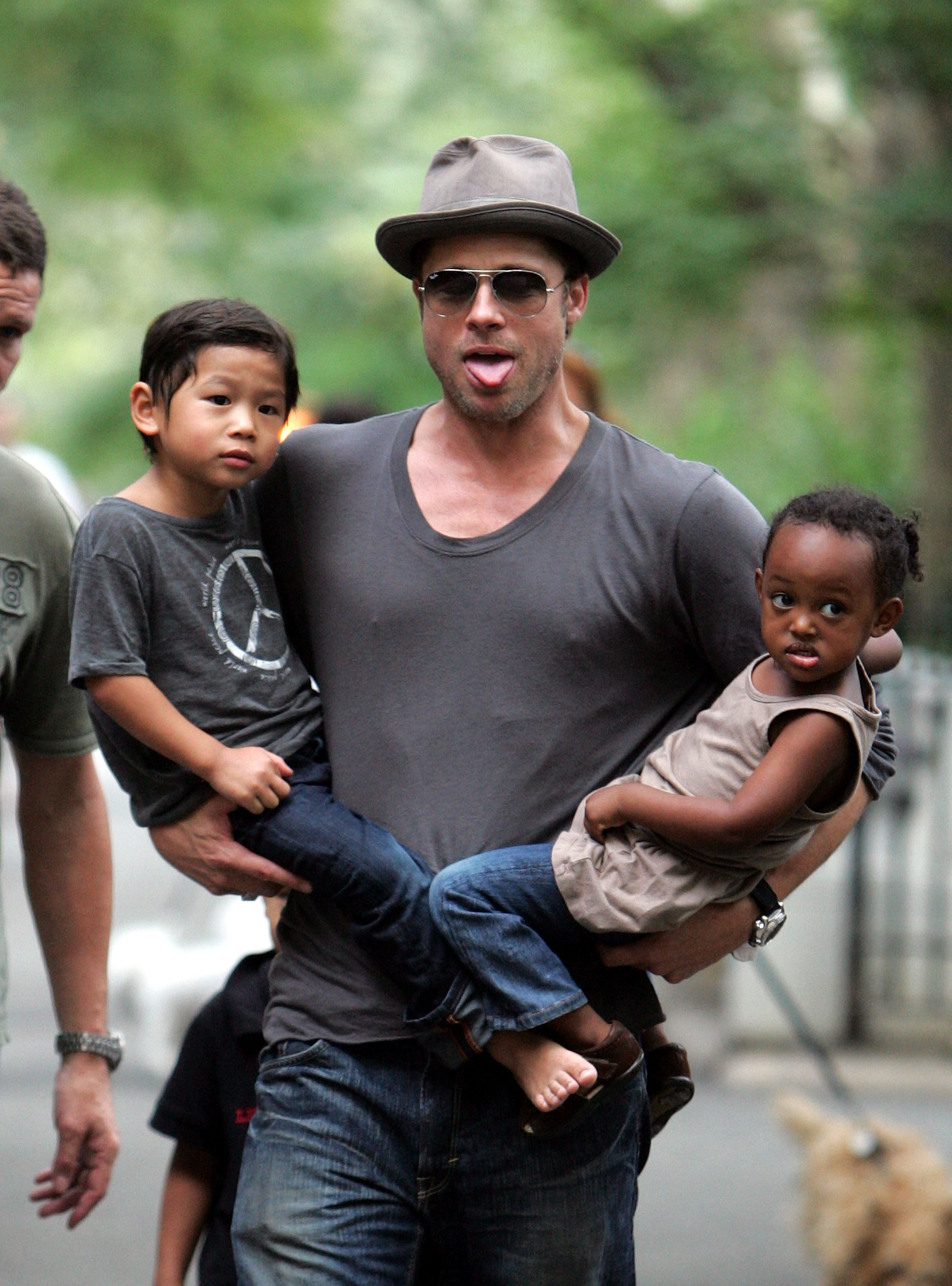 Brad Pitt con Pax y Zahara Jolie-Pitt en Nueva York el 26 de agosto de 2007. | Fuente: Getty Images