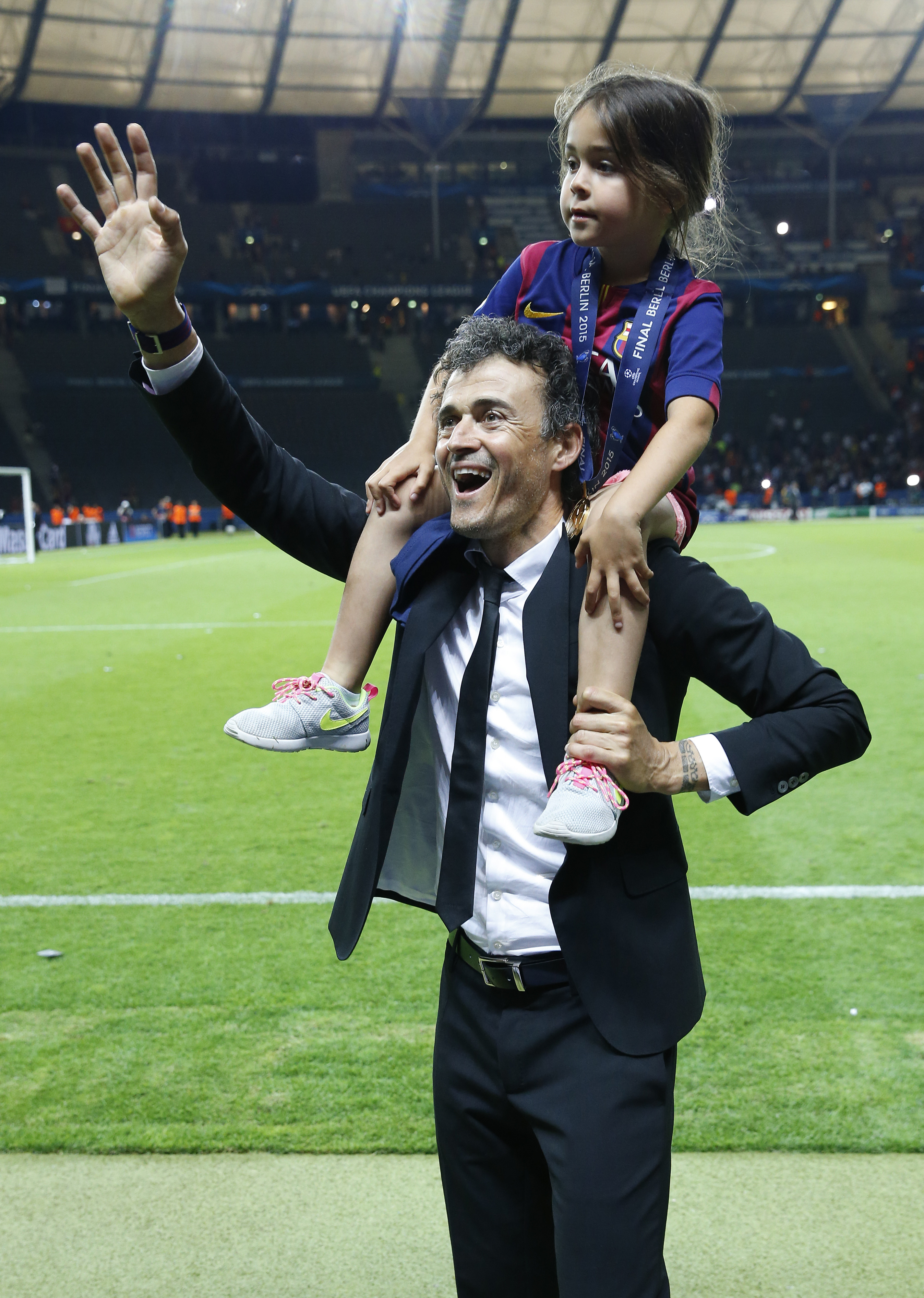 El entrenador del Barcelona Luis Enrique Martínez celebra la victoria con su hija Xana Enrique tras la final de la UEFA Champions League entre la Juventus de Turín y el FC Barcelona en el Olympiastadion el 6 de junio de 2015 en Berlín, Alemania. | Fuente: Getty Images