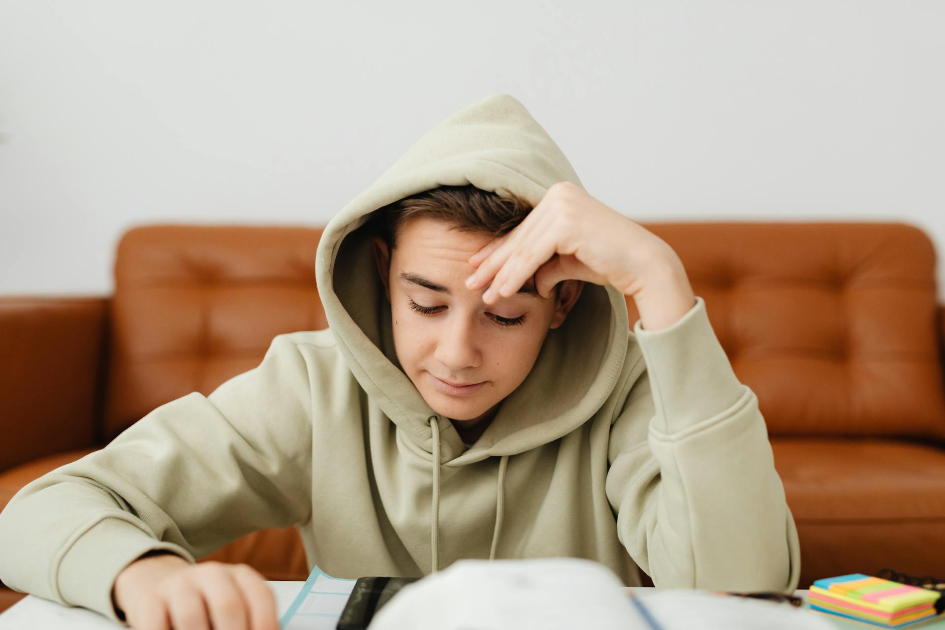 Un adolescente haciendo los deberes | Fuente: Pexels