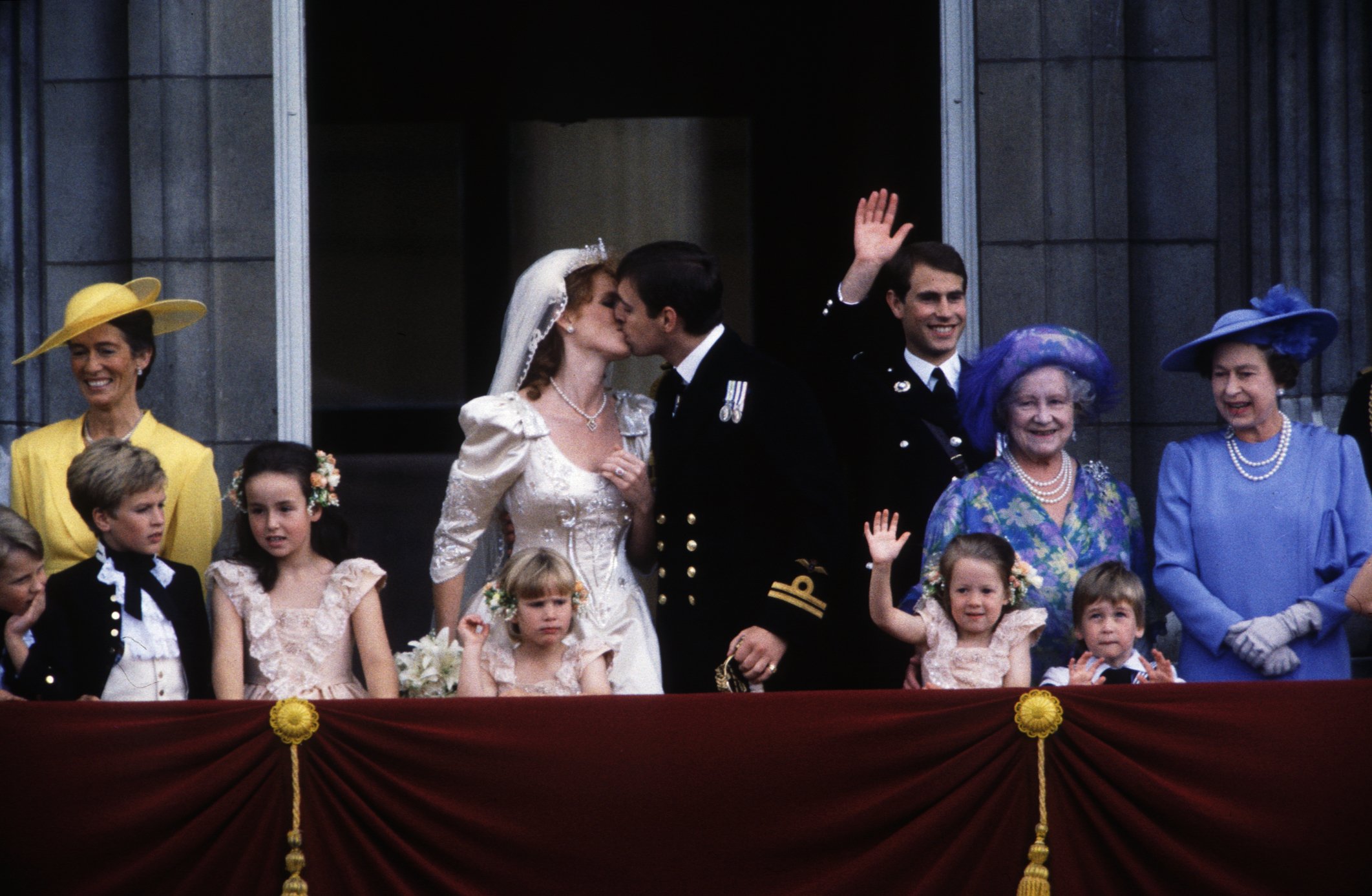El duque y la duquesa de York se besan en el balcón del Palacio de Buckingham después de su boda en la Abadía de Westminster, 1986. | Foto: Getty Images