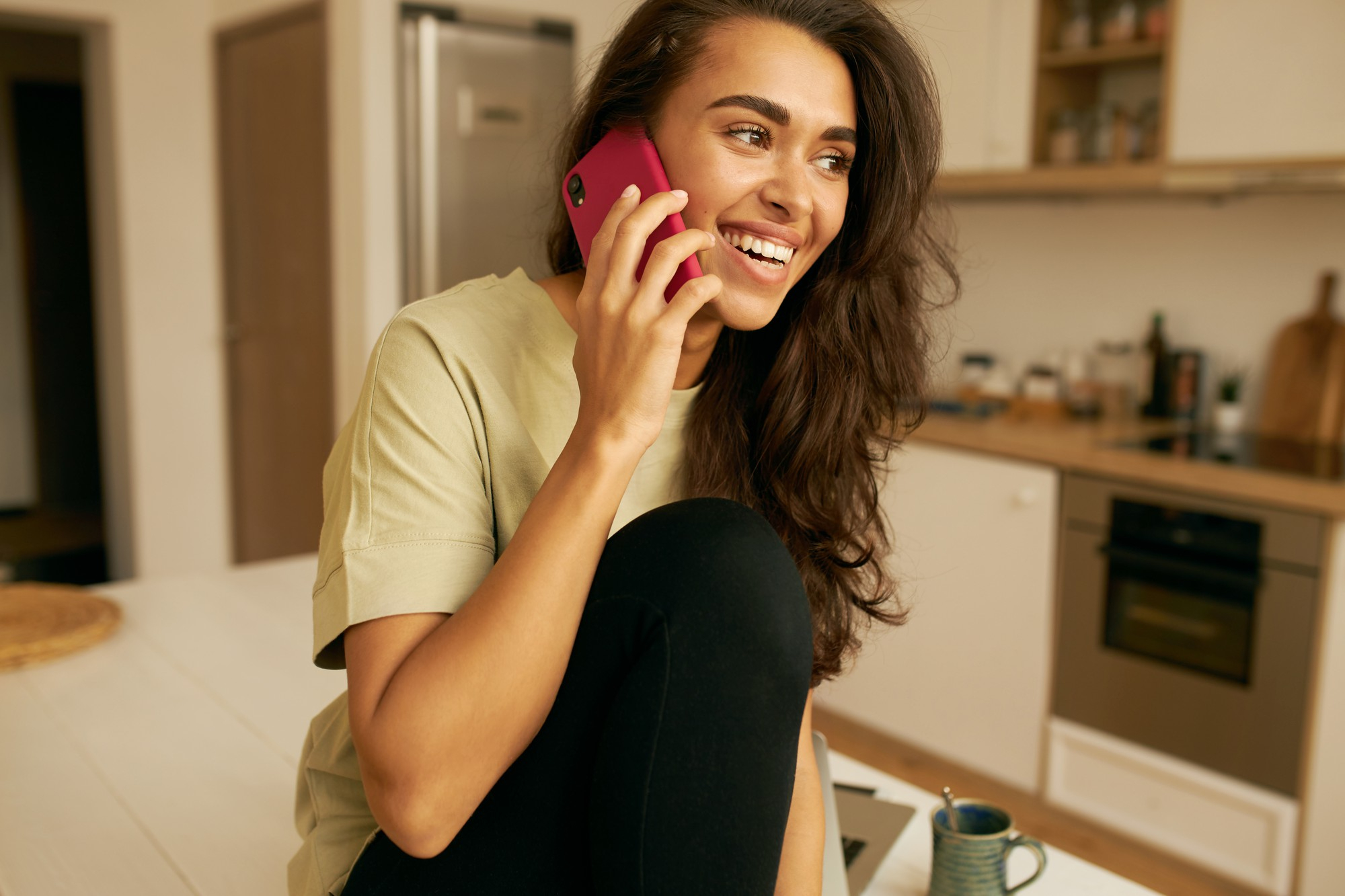 Una mujer feliz hablando por teléfono | Foto: Freepik