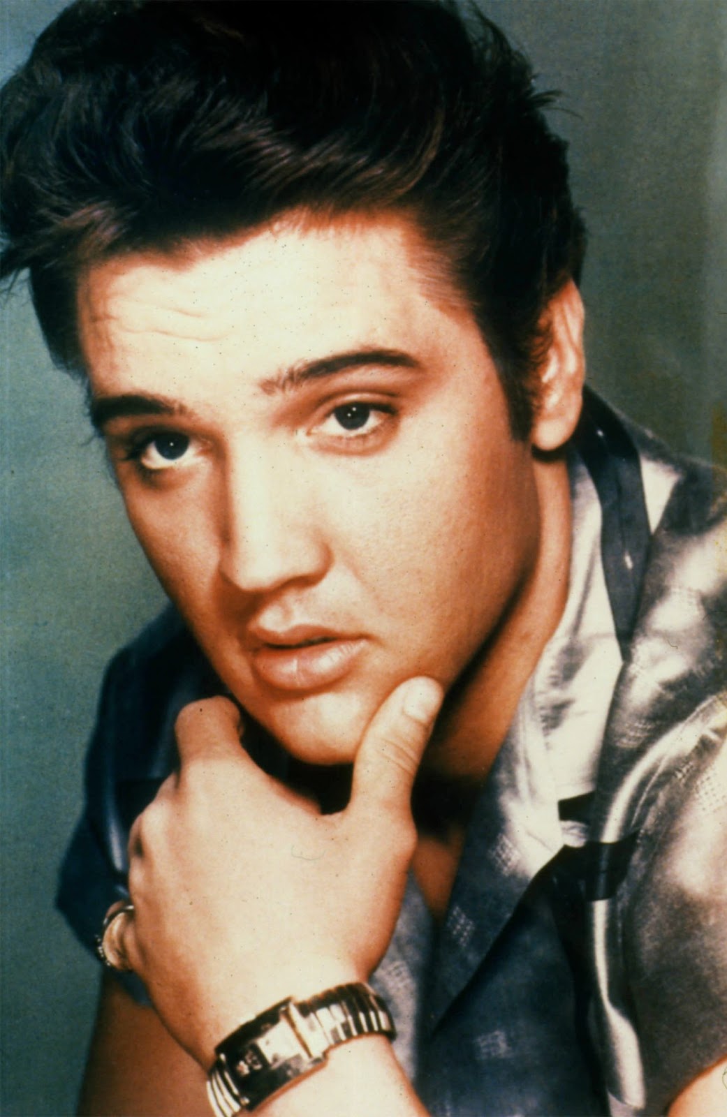 Elvis Presley posa para un retrato de estudio hacia 1965 | Fuente: Getty Images