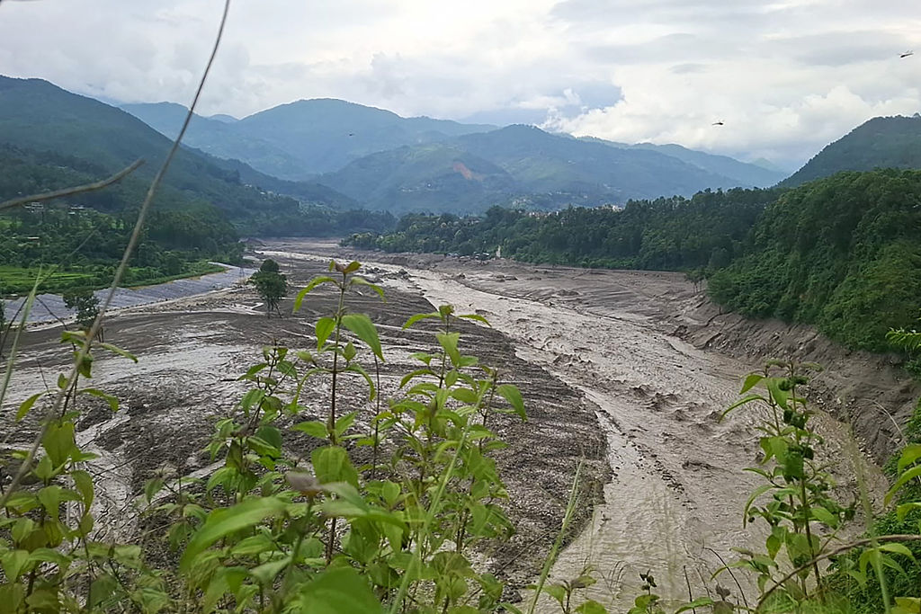 Un torrente de agua turbia inunda el río Trishuli tras las repentinas crecidas en el distrito de Nuwakot, Nepal, el 26 de agosto de 2026. | Fuente: Getty Images