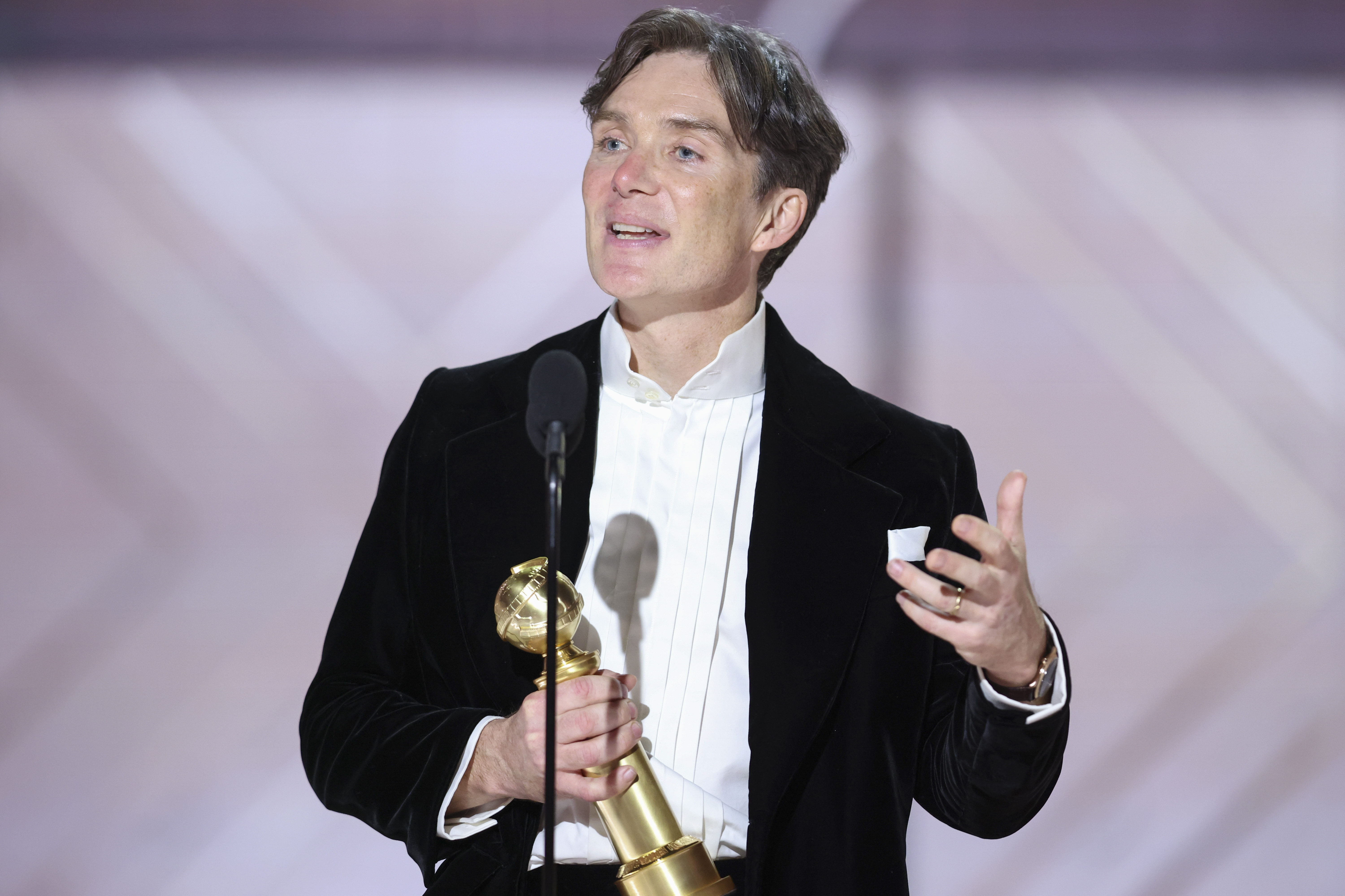 Cillian Murphy acepta el premio a la Mejor Interpretación Masculina en una Película de Drama por "Oppenheimer" en la 81ª edición de los Globos de Oro el 7 de enero de 2024 en Beverly Hills, California | Foto: Getty Images