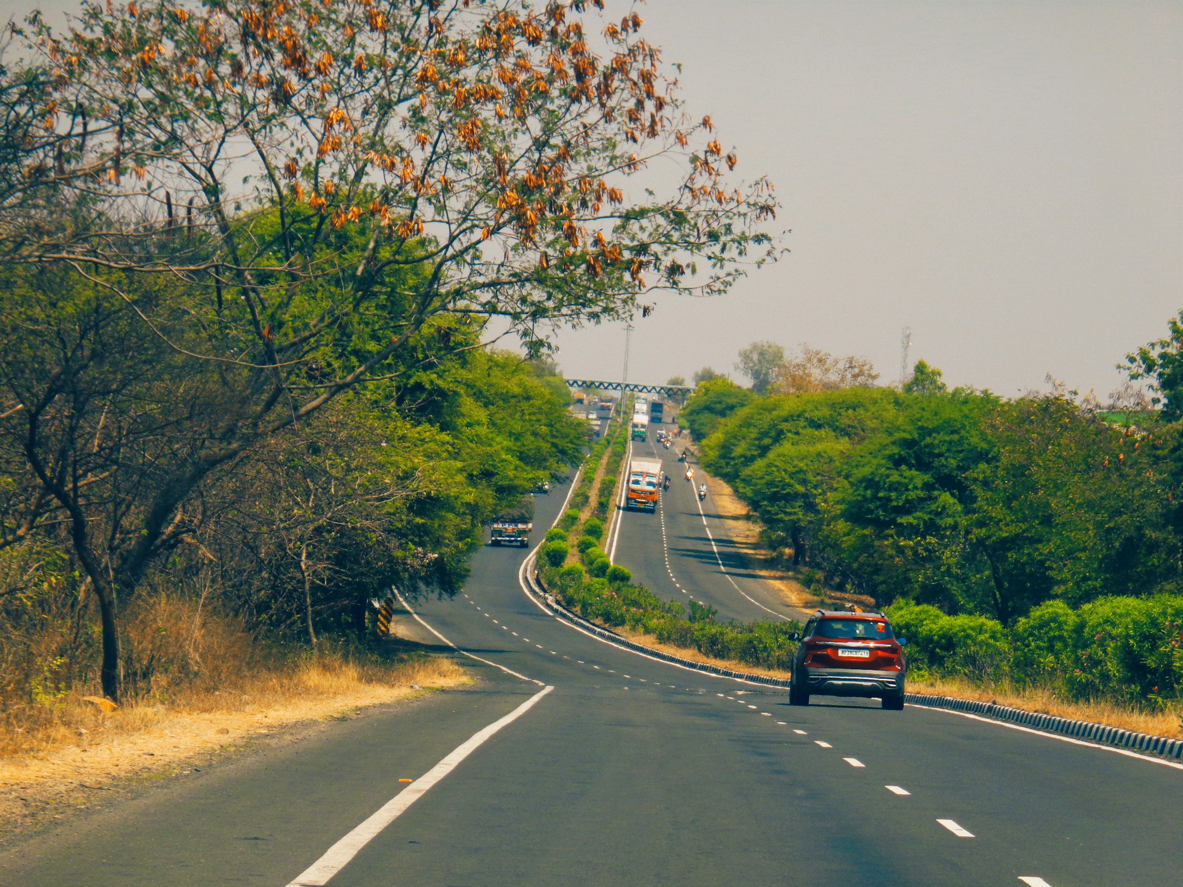 Un Automóvil en una carretera | Fuente: Unsplash