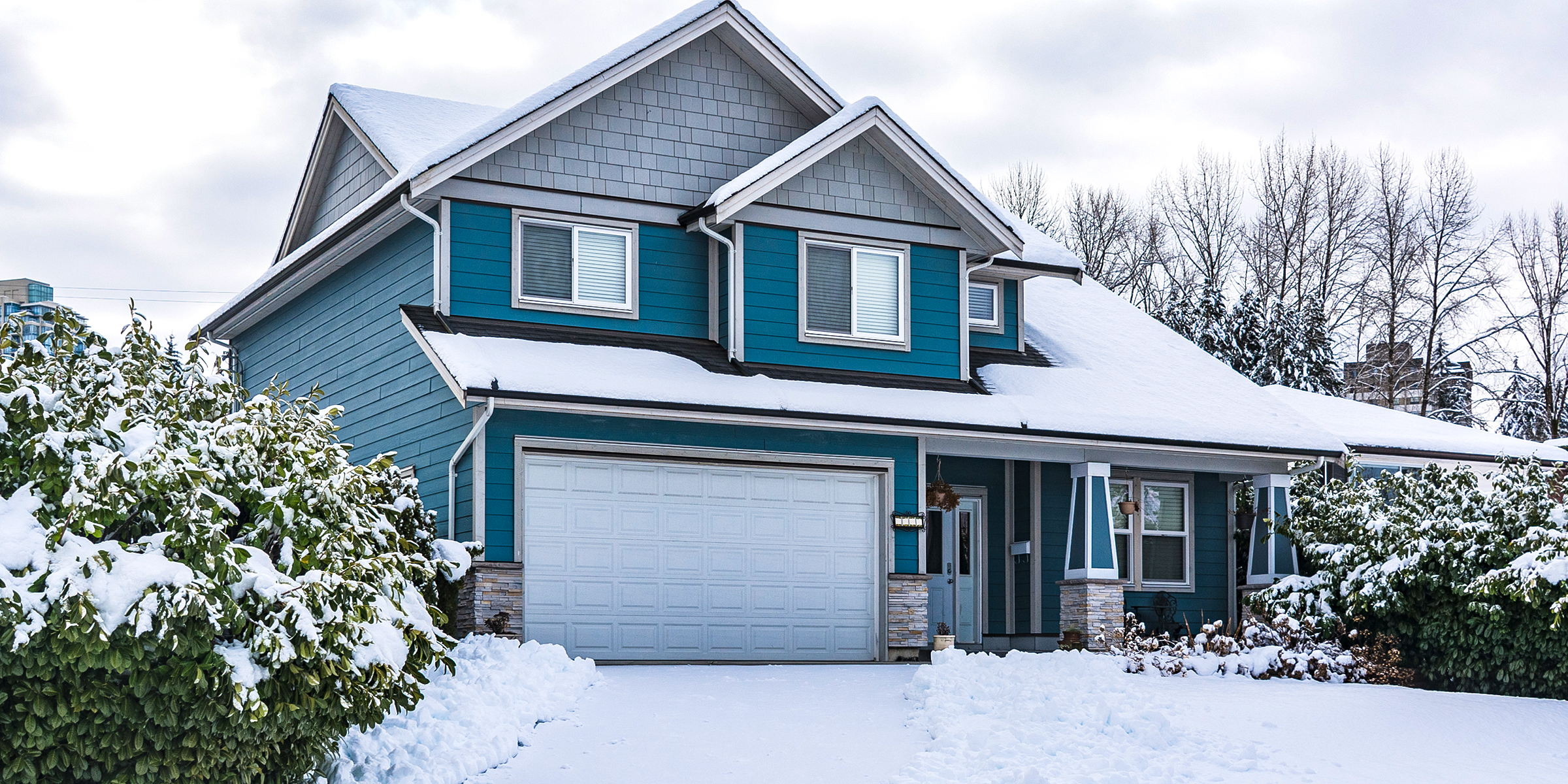 Una casa cubierta de nieve | Fuente: Shutterstock