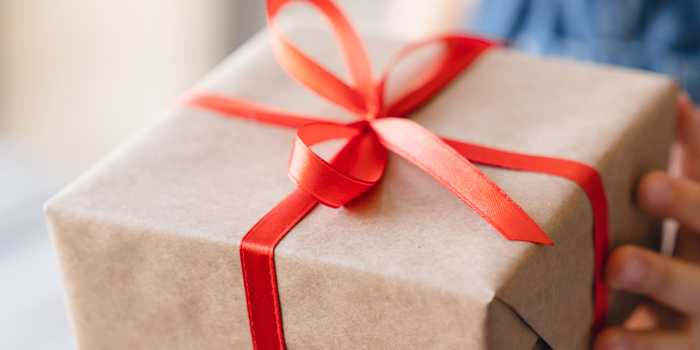 Primer plano de un regalo | Fuente: Shutterstock
