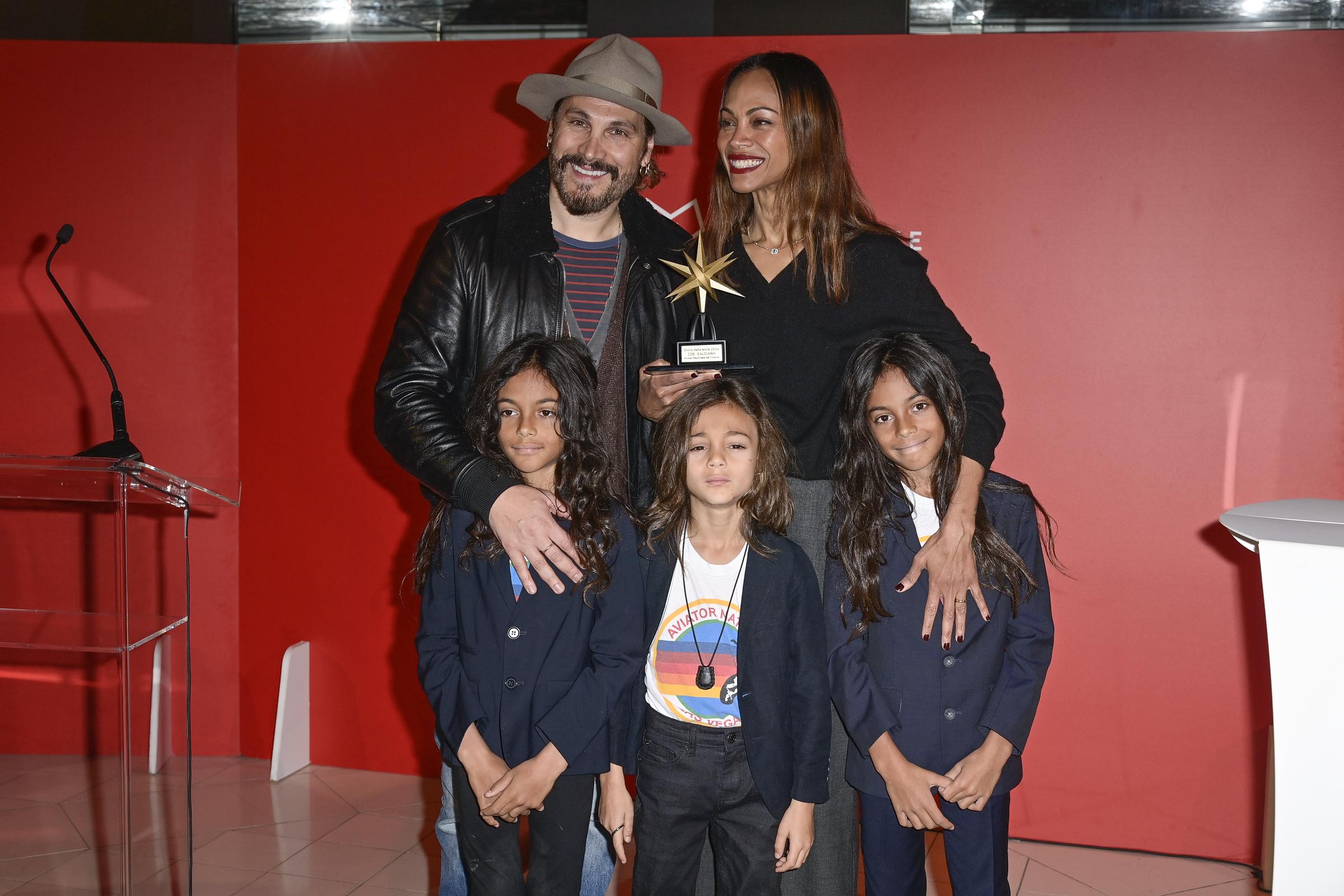 Marco Perego y Zoe Saldaña con sus hijos Cy, Bowie y Zen Perego-Saldaña. | Fuente: Getty Images