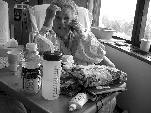 Anciana enferma. | Foto: Flickr