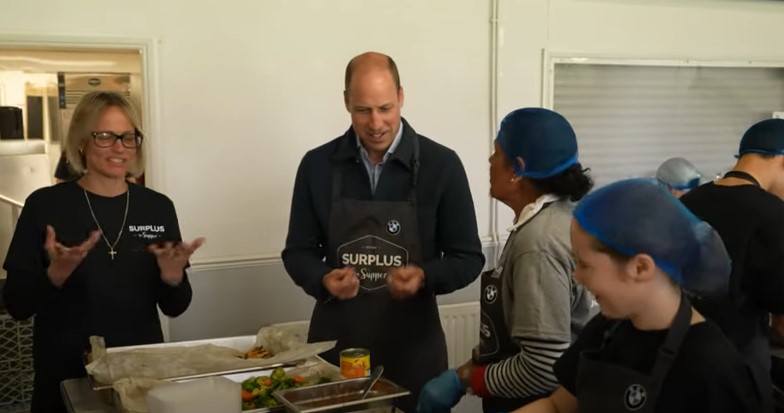 El príncipe William visita Surplus For Supper el 16 de abril de 2024 | Foto: YouTube/The Royal Family Channel