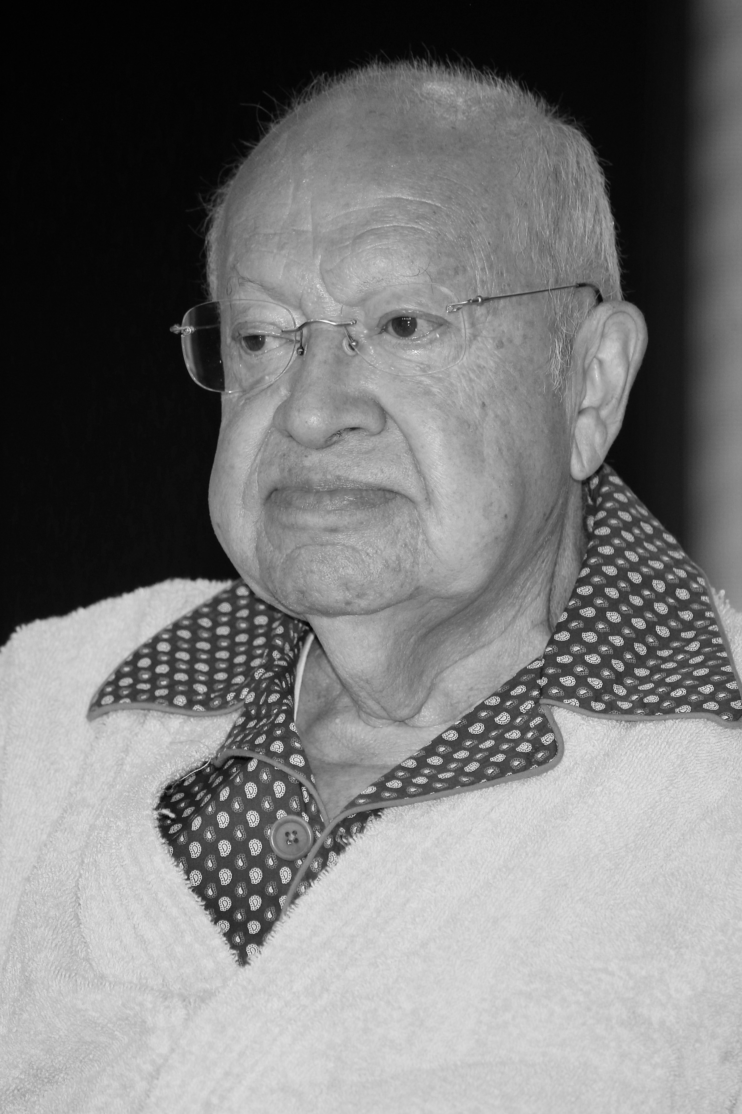 Eduardo Manzano "El Polivoz" escucha y observa durante una conferencia de prensa del programa de televisión "Una Familia de Diez" en Televisa San Ángel el 20 de agosto de 2019 en Ciudad de México, México. | Fuente: Getty Images