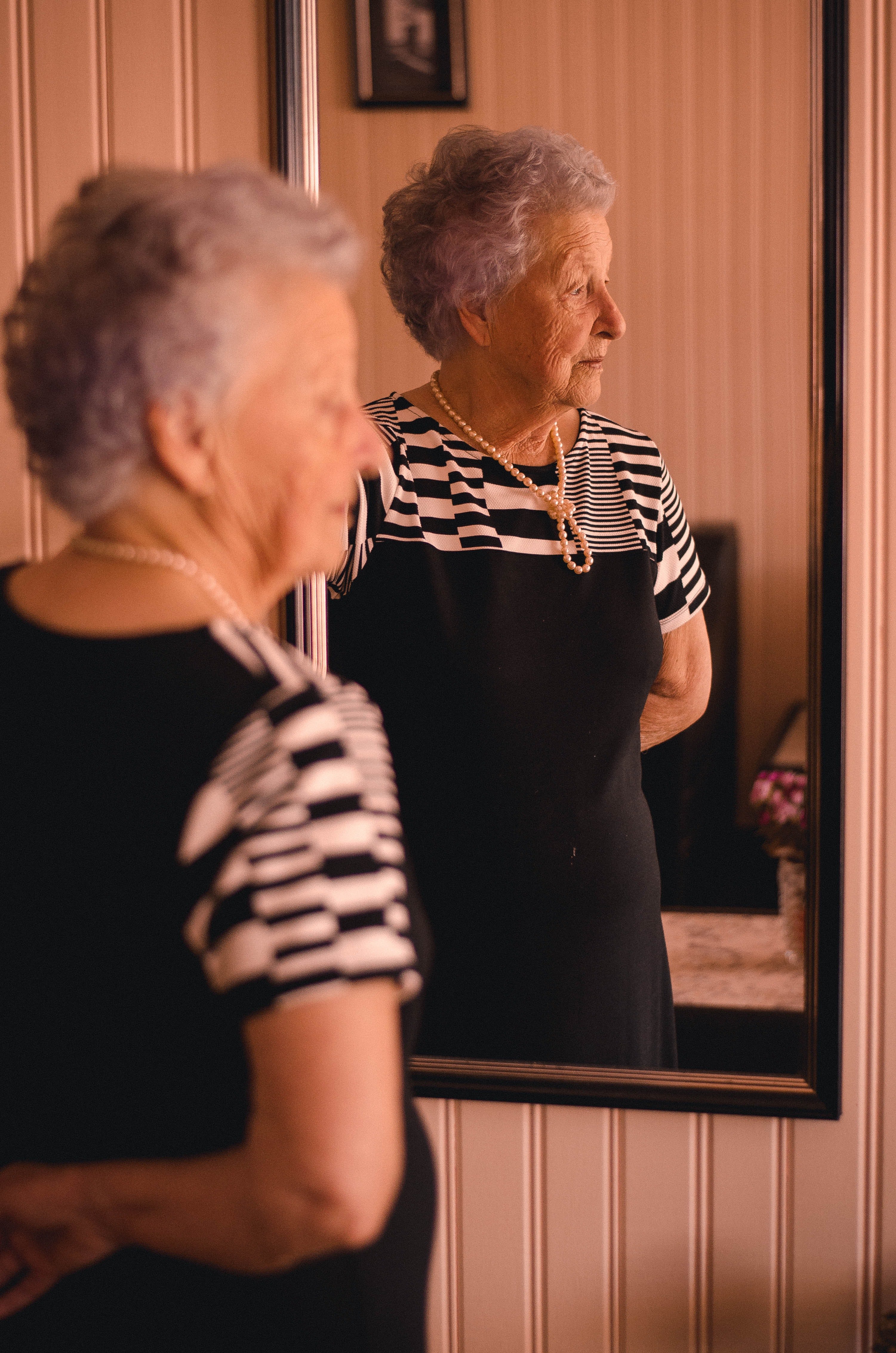 Mujer mayor frente al espejo. | Foto: Pexels