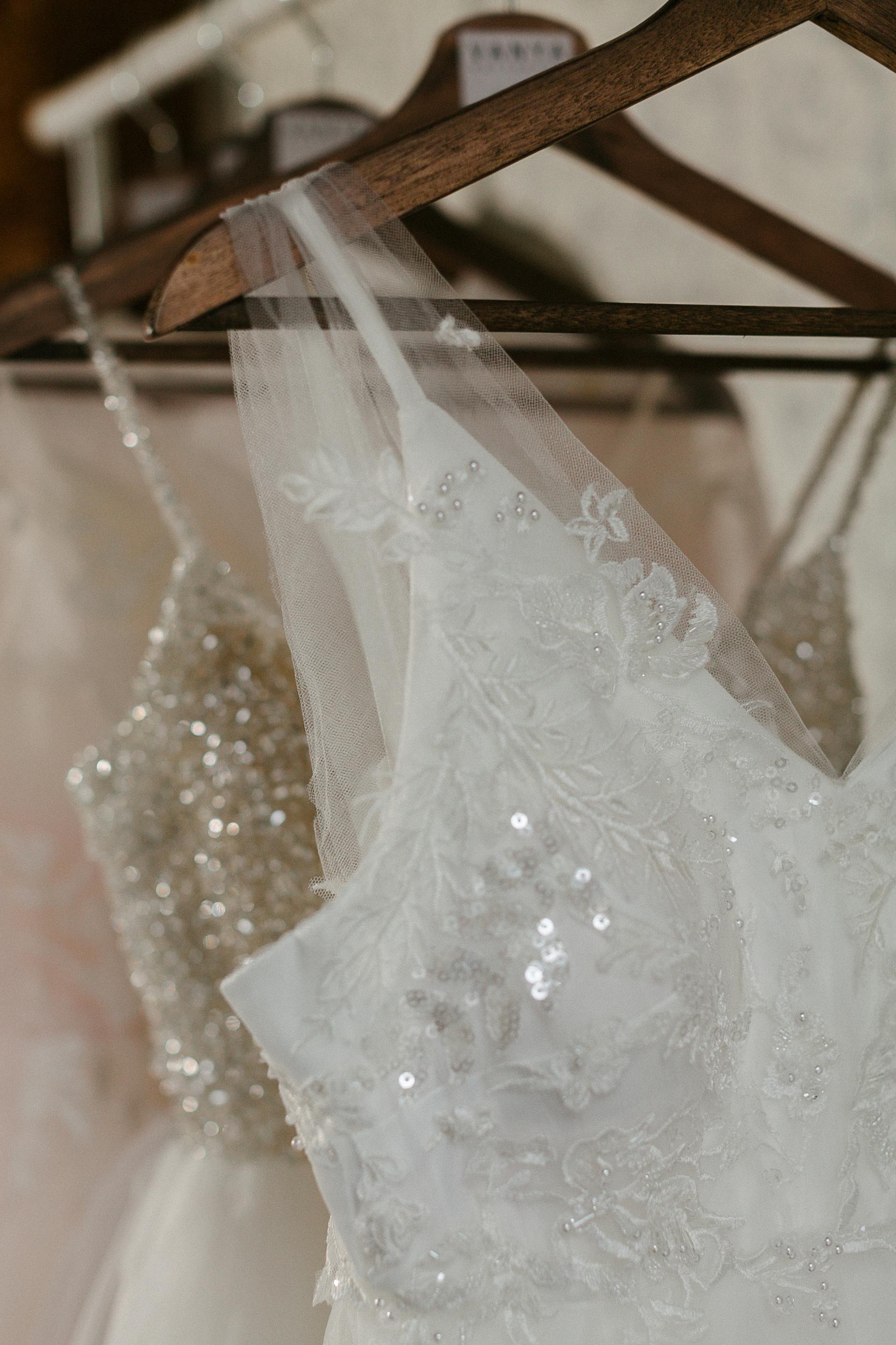 Vestidos de novia en perchas | Fuente: Pexels