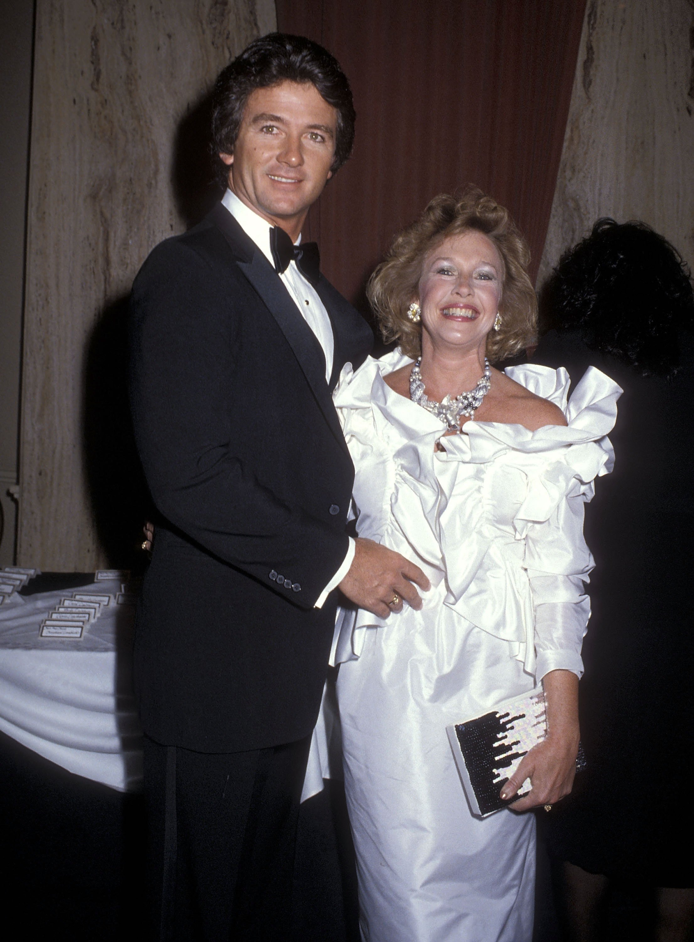 Patrick Duffy y Carlyn Rosser vistos en el Hotel Beverly Hilton el 31 de marzo de 1985 | Fuente: Getty Images