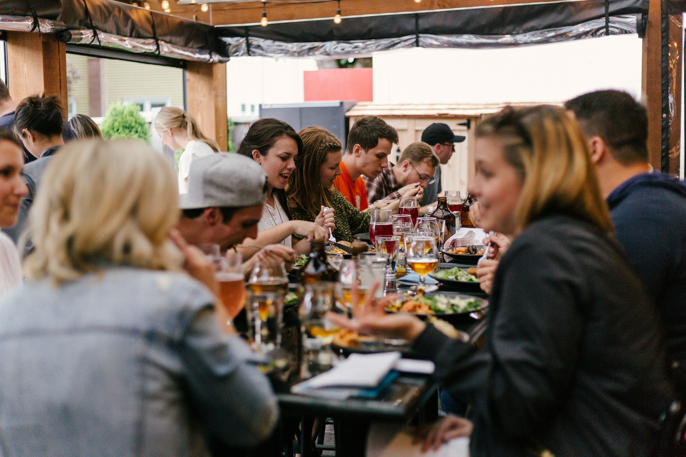 Gente en un restaurante | Fuente: Unsplash