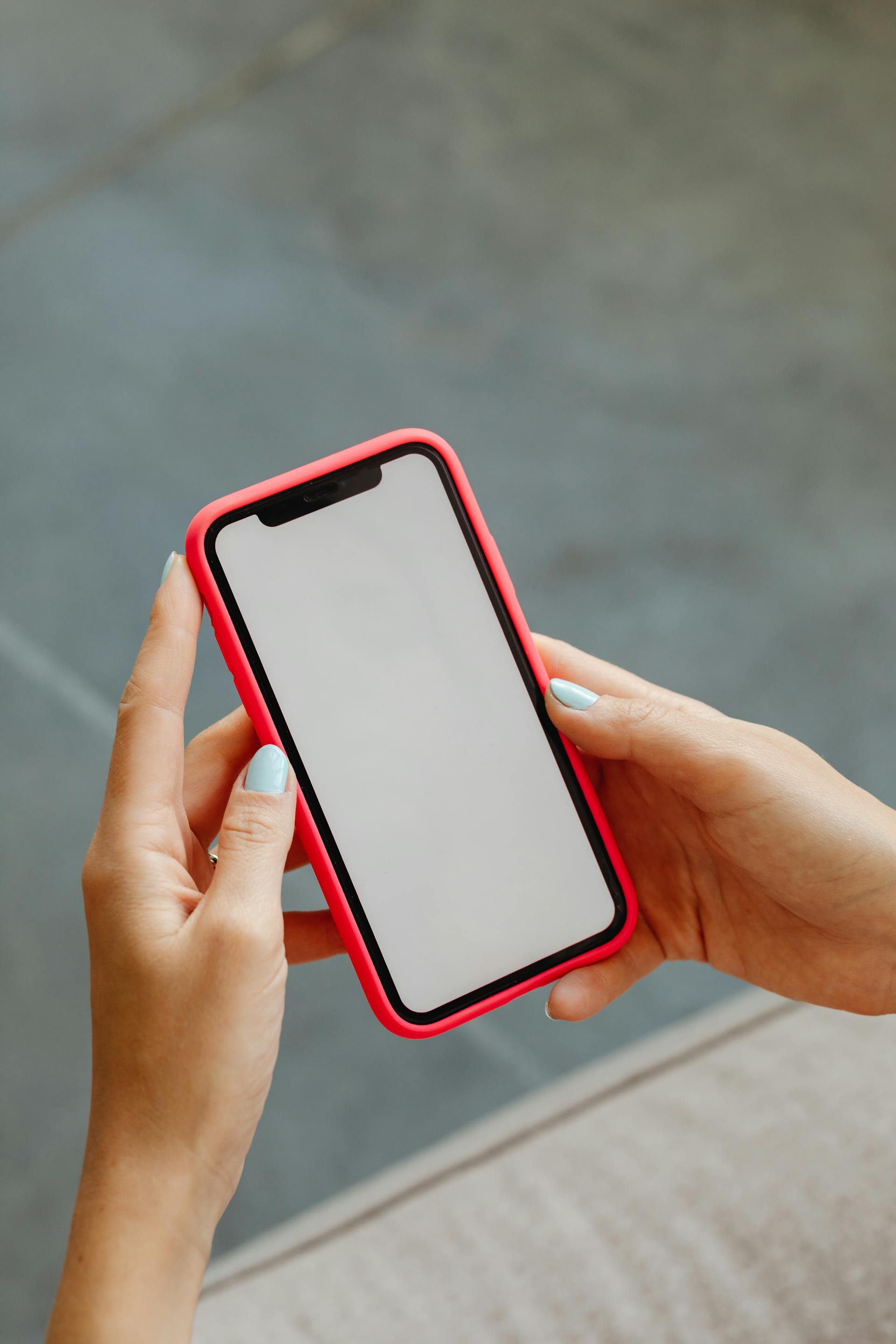 Una mujer sujetando un teléfono móvil | Fuente: Pexels