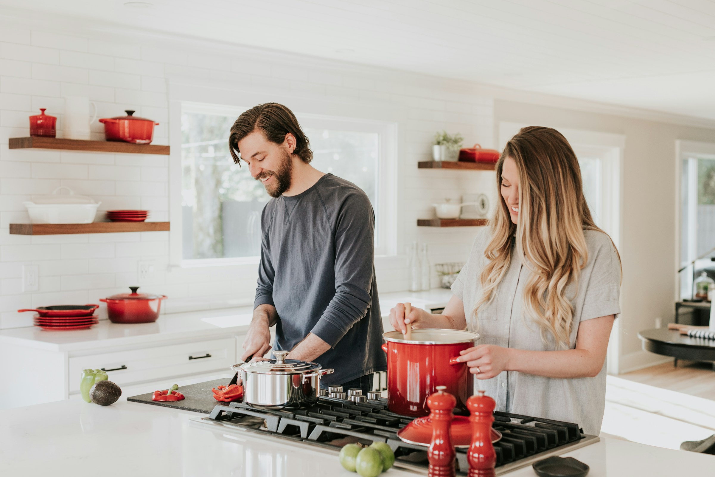 Un hombre y una mujer en la cocina | Fuente: Pexels